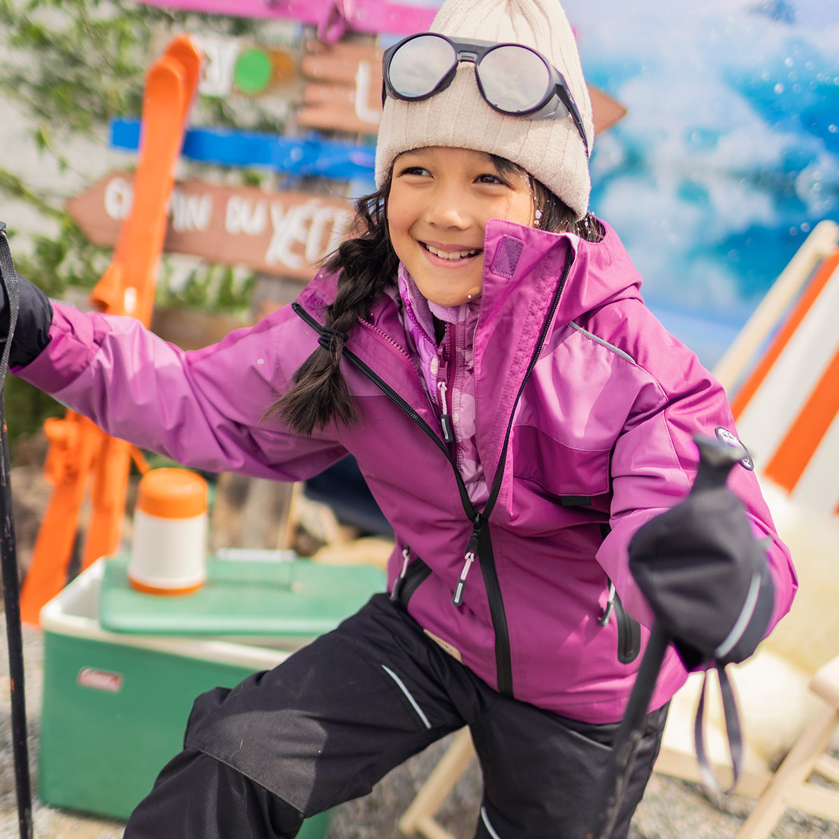 Photo d'un enfant portant l'habit de neige 3 en 1 mauve, floral et noir, enfant