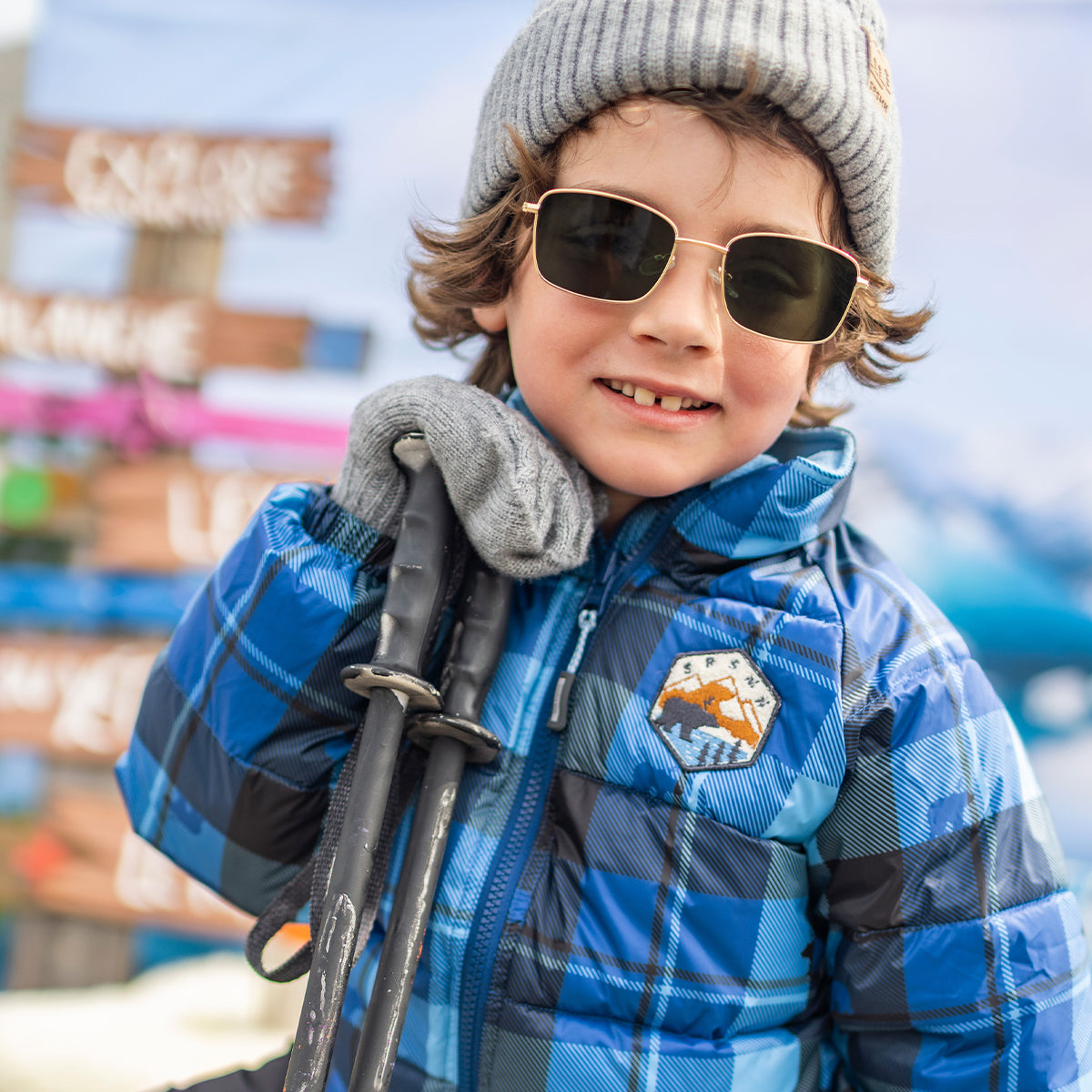 Photo d'un enfant portant les mitaines grises en tricot, enfant