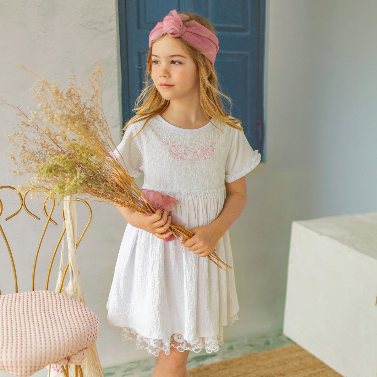Photo d'un enfant portant la robe blanche en jersey crêpé avec broderies de fleurs, enfant