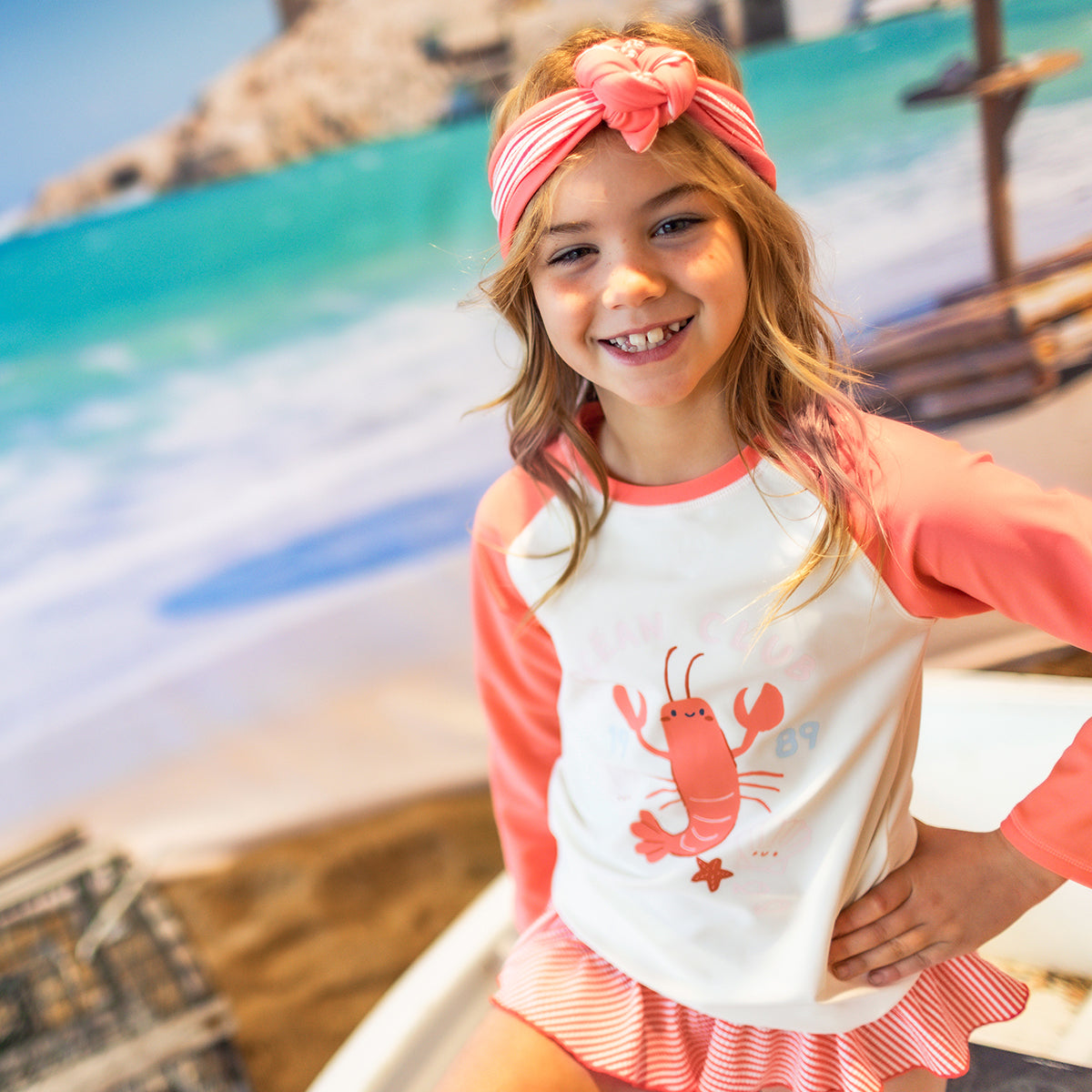 Chandail de bain rose corail et crème avec illustration, enfant || Coral pink and cream rashguard wi