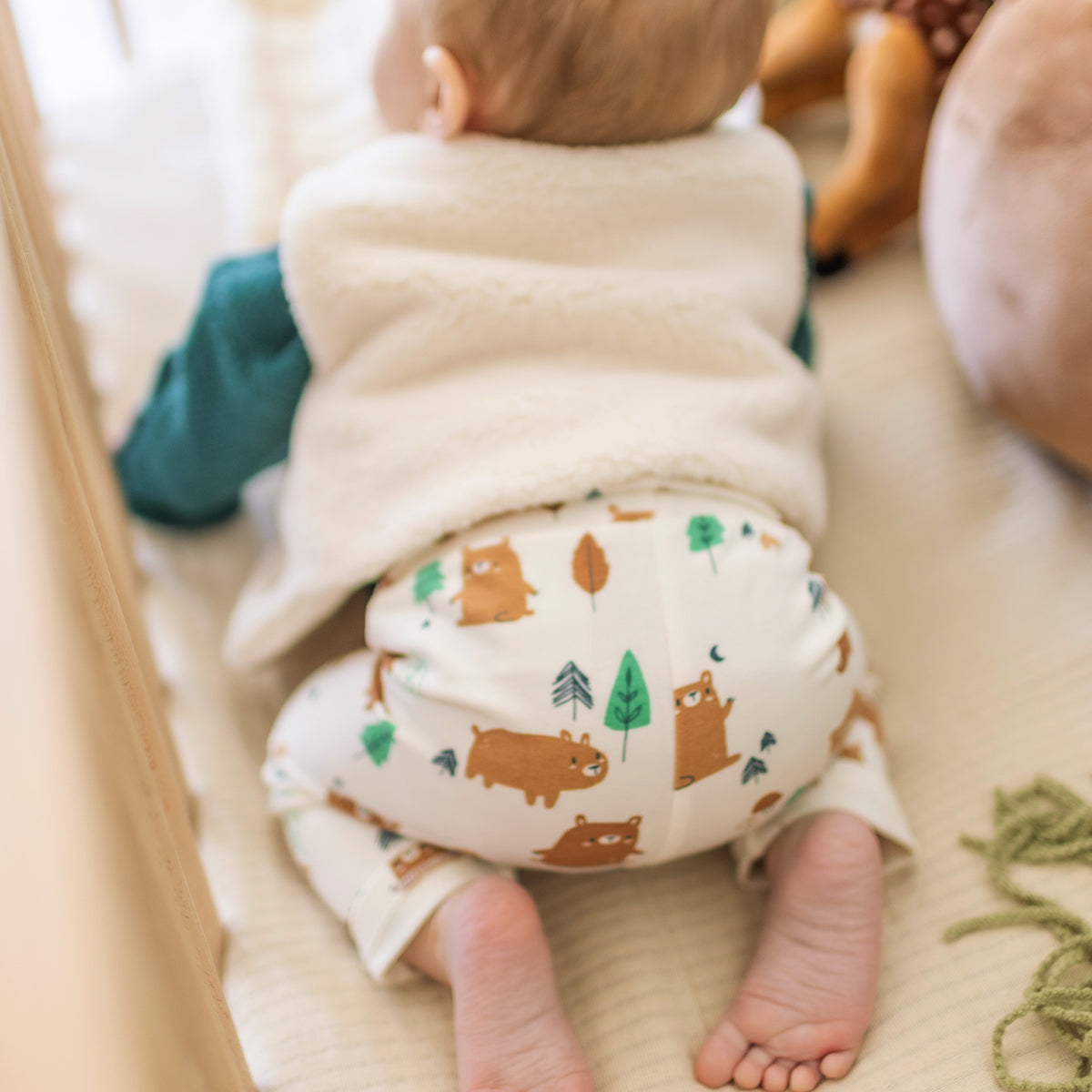 Photo d'un bébé portant le pantalon évolutif crème à motifs, naissance
