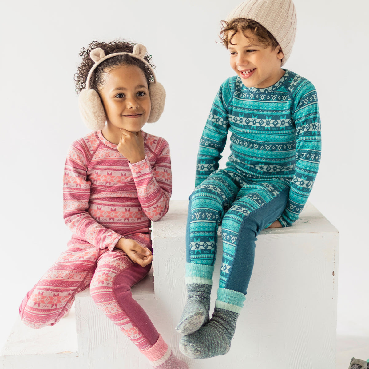 Photo d'un enfant portant le legging turquoise en laine mérinos avec motifs jacquard, enfant