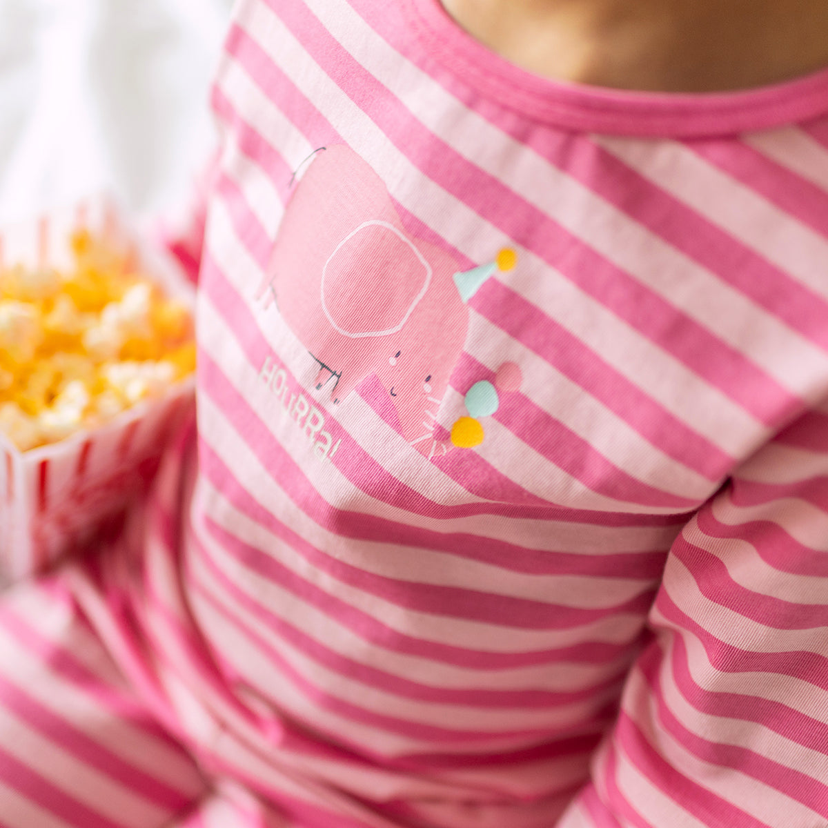 Zoom du pyjama deux pièces rose à rayures, enfant