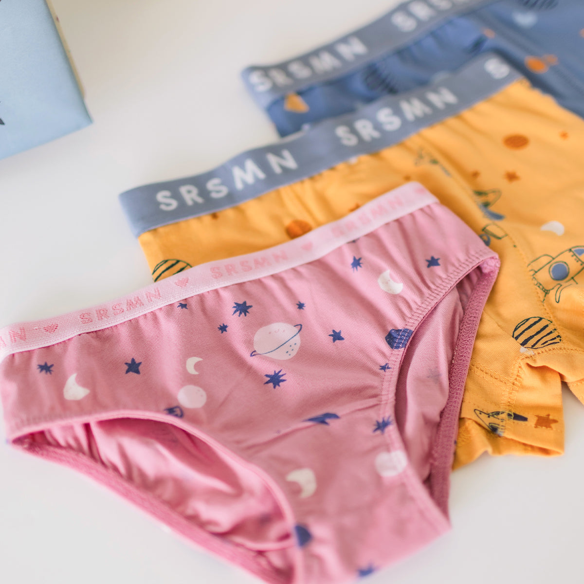 Présentation de la culotte bikini rose à motifs de planètes, enfant