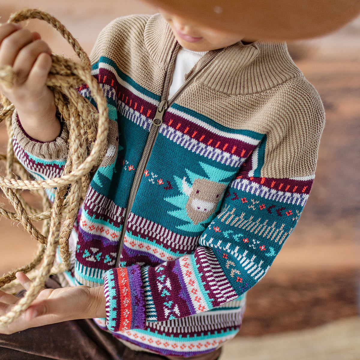 Photo d'un enfant portant la veste beige en tricot avec motifs, enfant