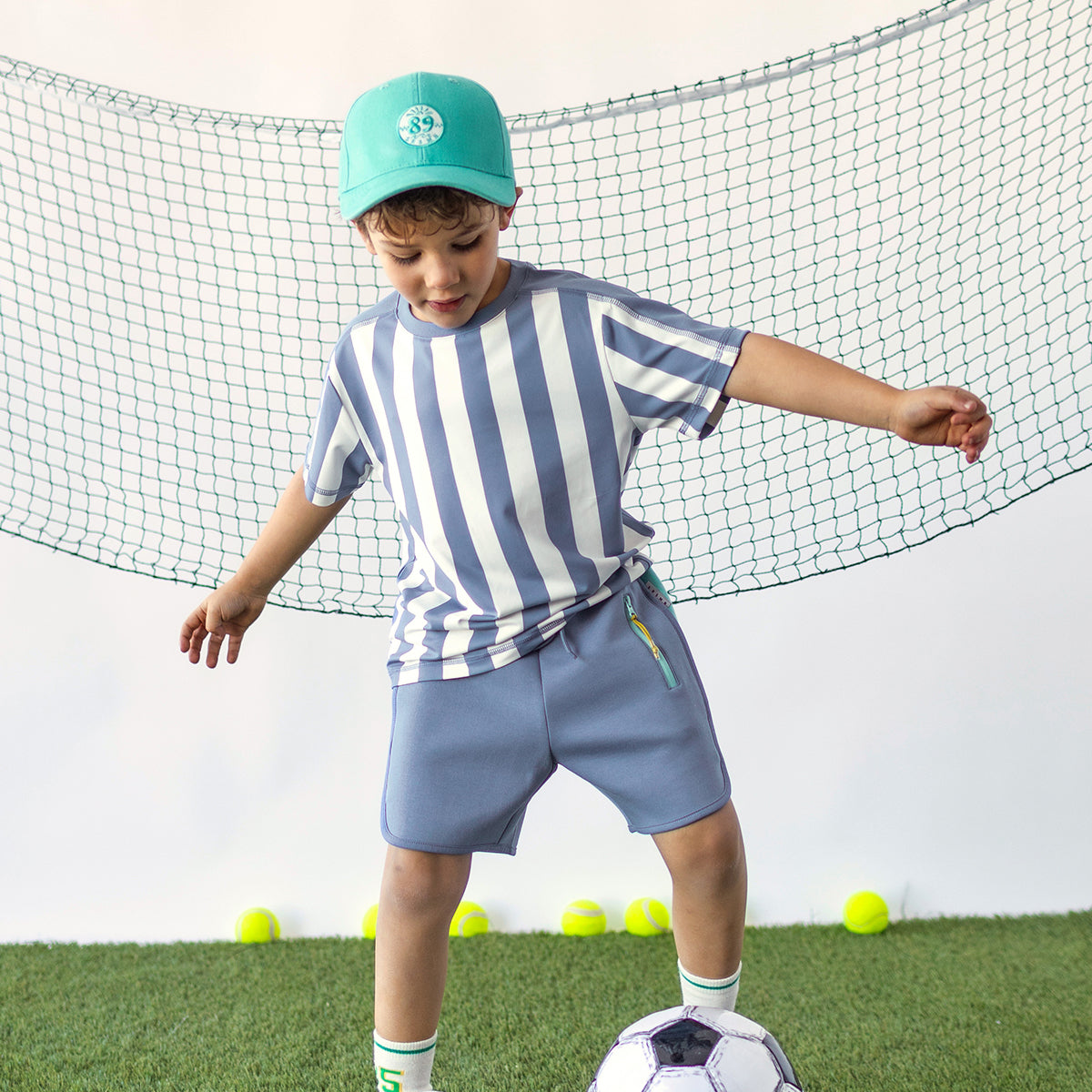 Photo d'un enfant portant le t-shirt de sport bleu et blanc à rayures, enfant