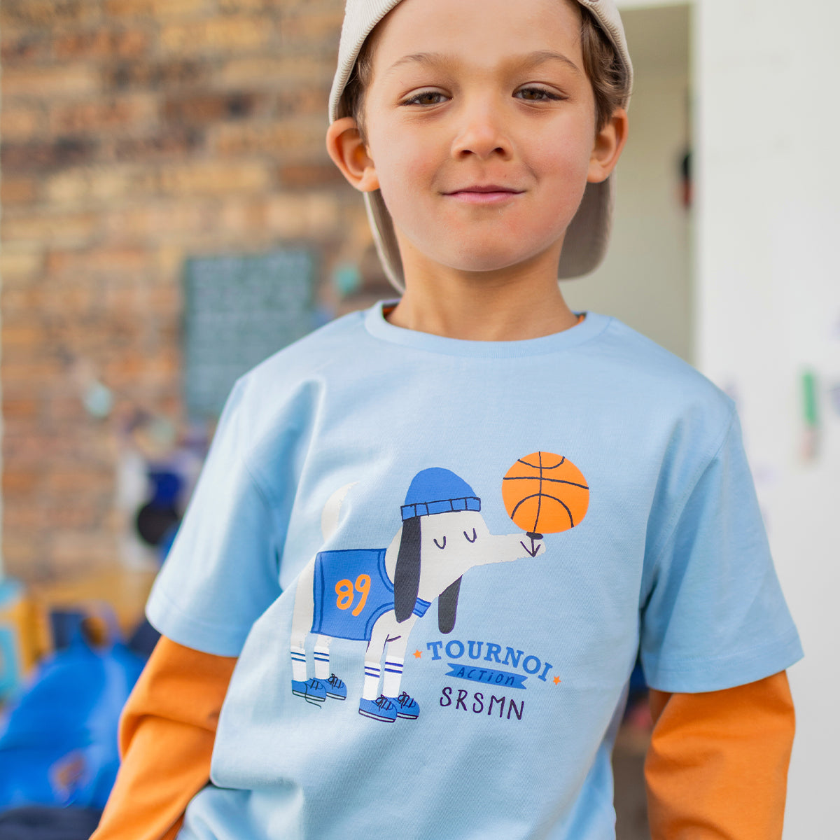 Photo d'un enfant portant le t-shirt bleu avec illustration, enfant