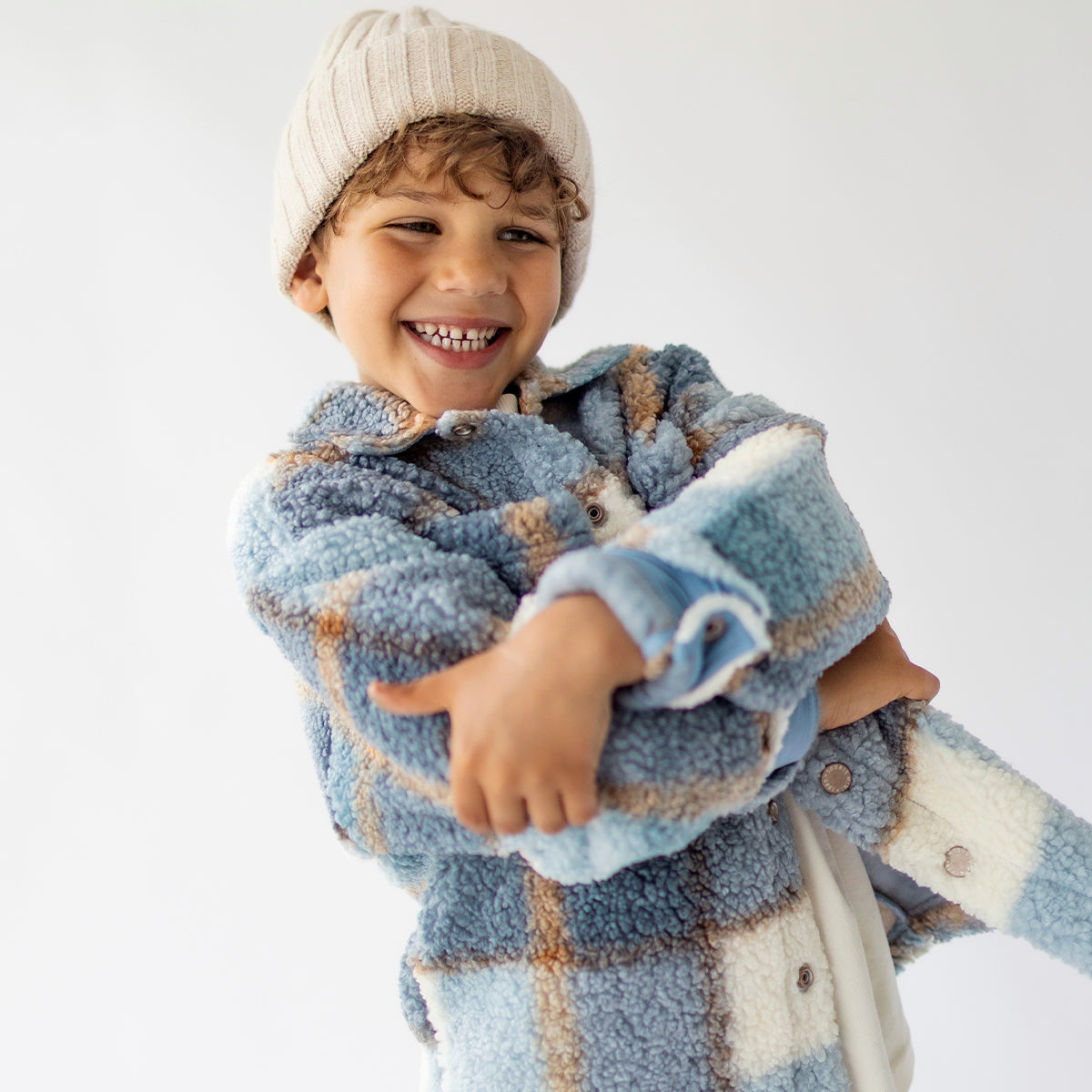 Photo d'un enfant portant la surchemise bleue à carreaux, enfant