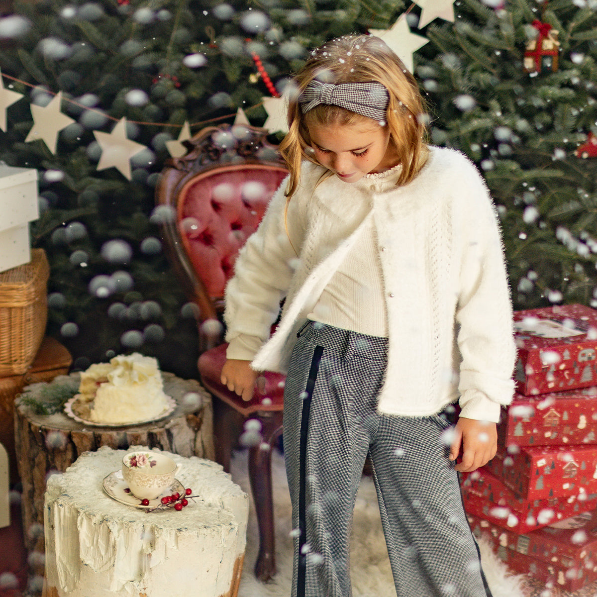 Photo d'un enfant portant le pantalon à motif pied-de-poule, enfant
