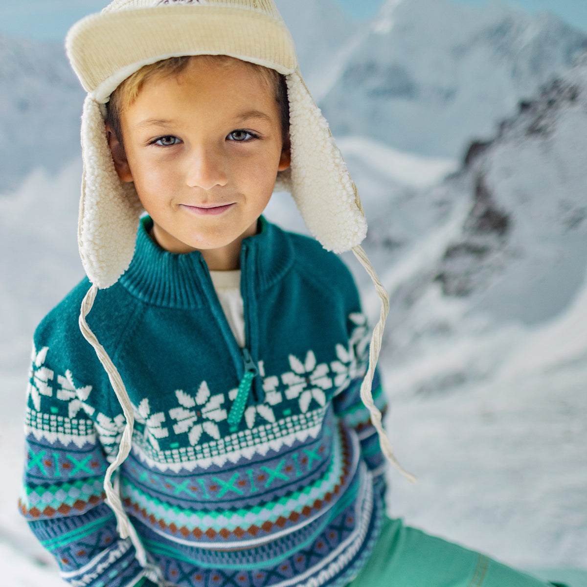 Photo d'un enfant portant le chandail sarcelle en tricot avec motifs, enfant