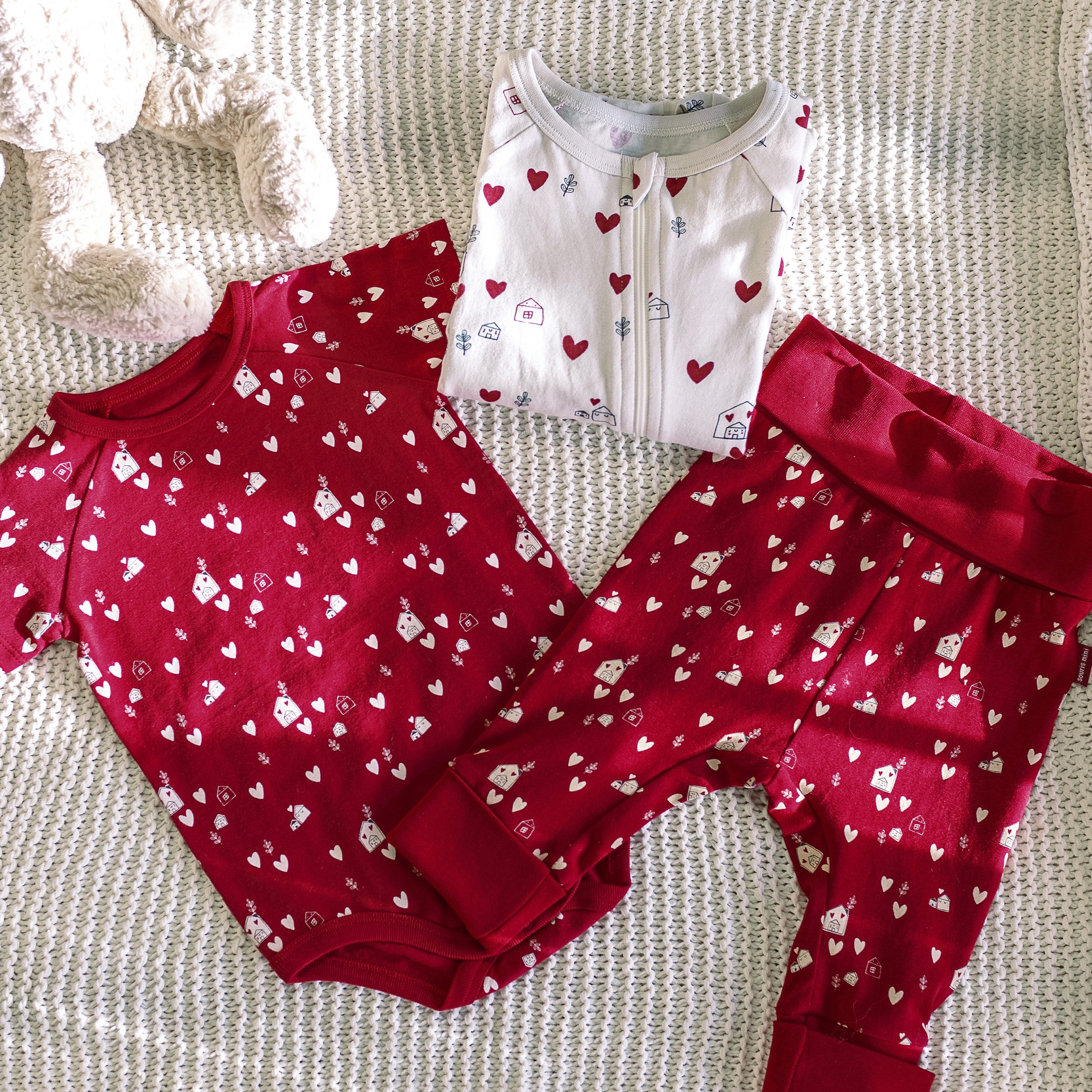 Look du pantalon évolutif rouge à motif de petits cœurs crème en jersey, bébé