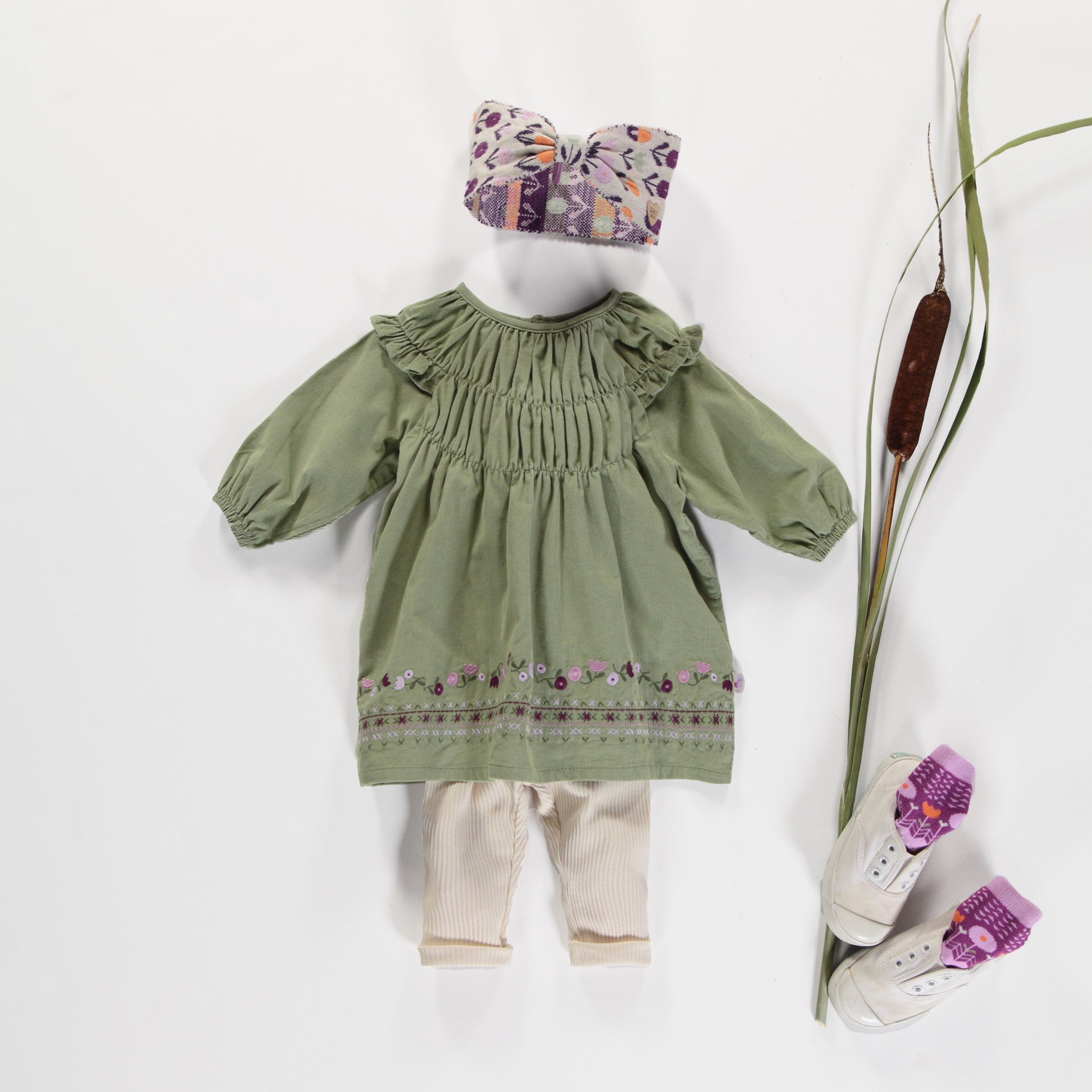 Robe vert olive avec fronces et broderies en corduroy, bébé