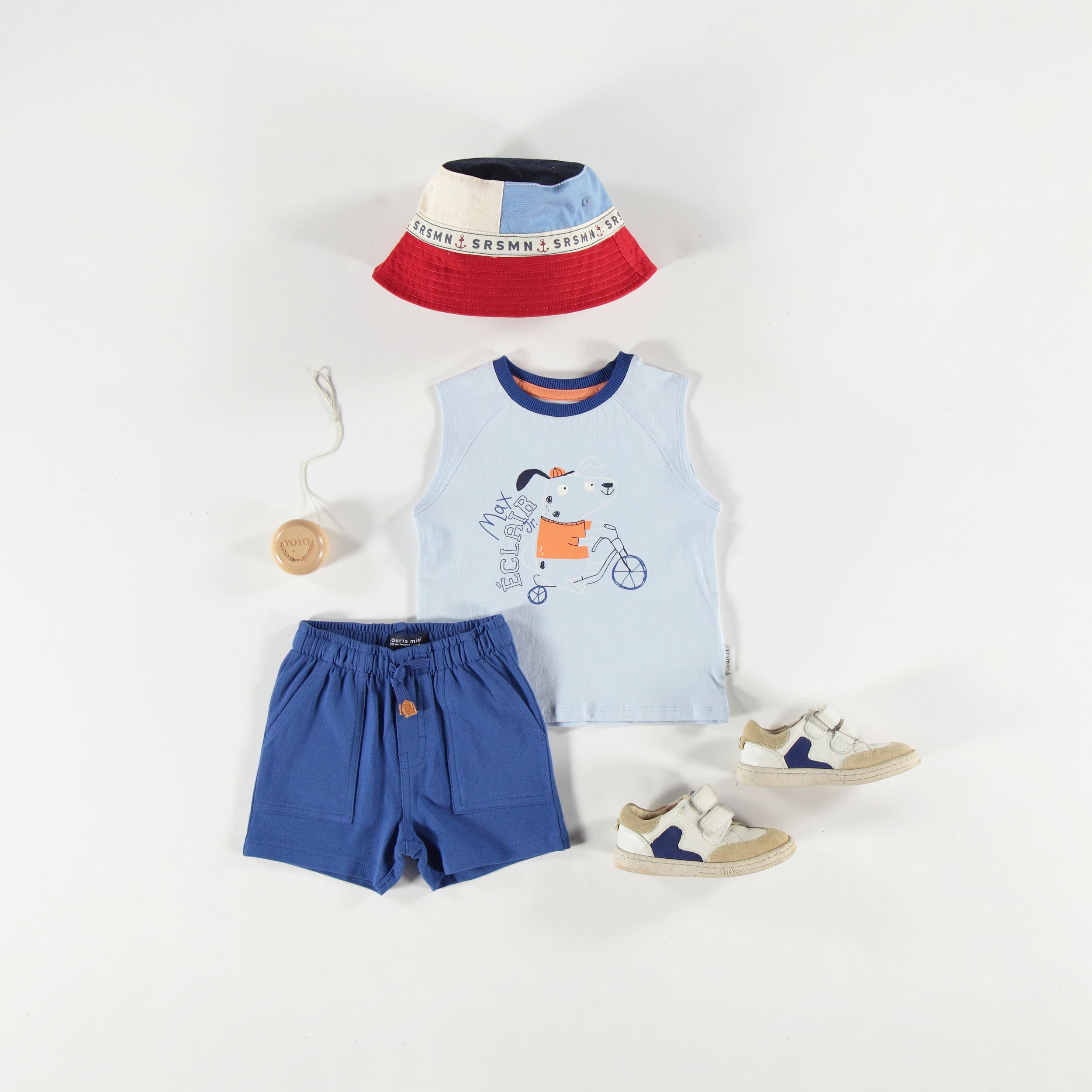 Look avec le t-shirt sans manches bleu avec illustration, bébé