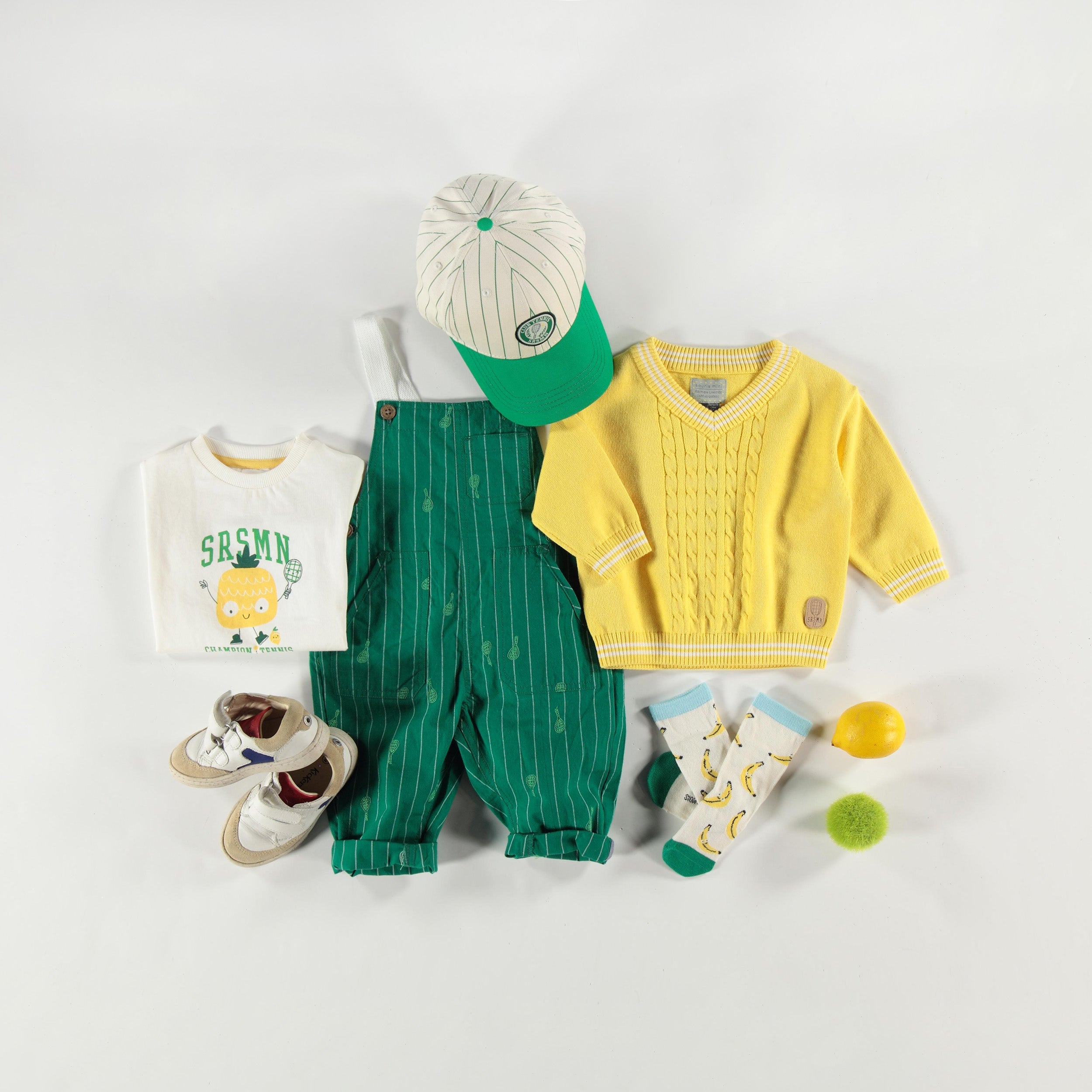Look de la salopette verte à rayures et motifs, bébé