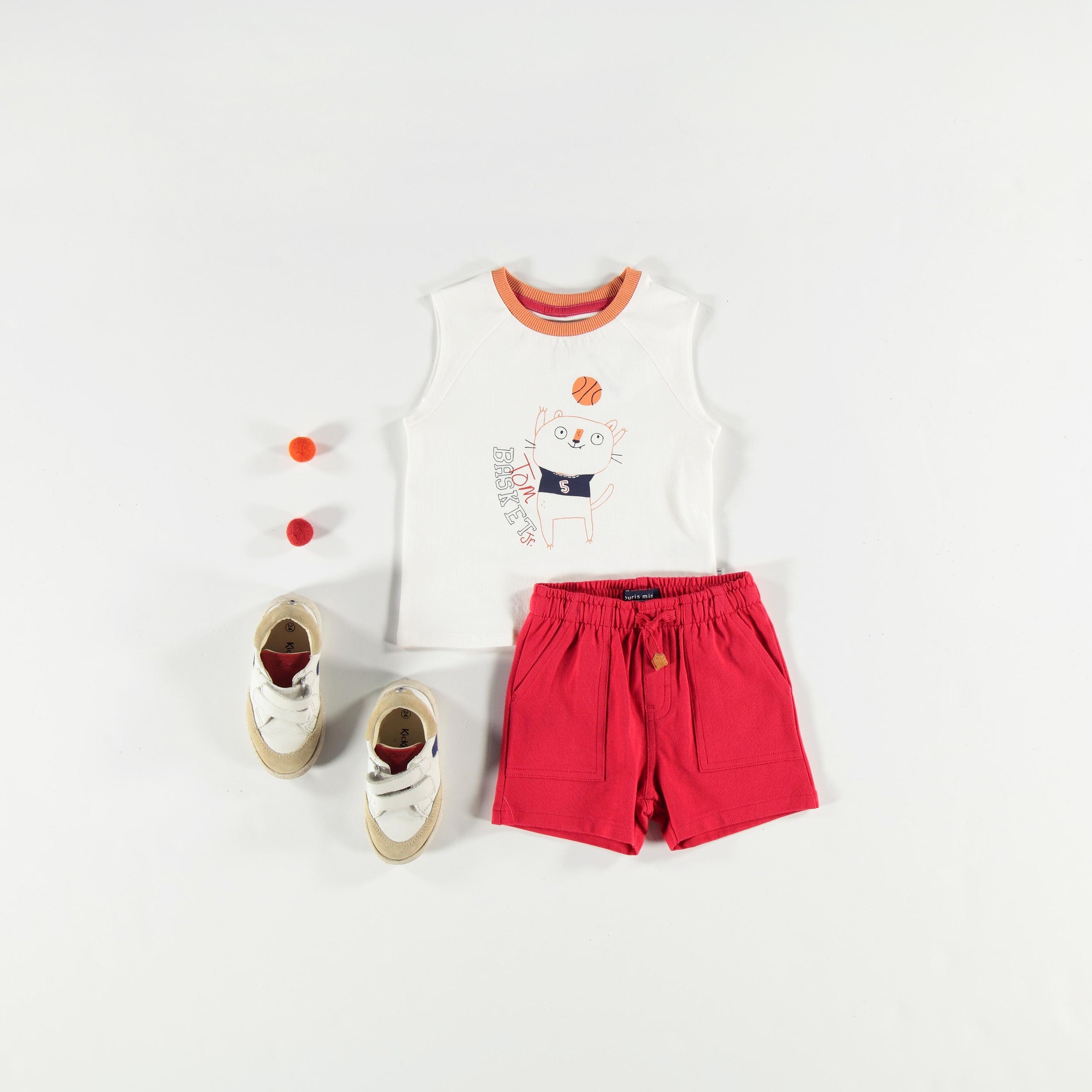 Look avec le short rouge en jersey de coton, bébé