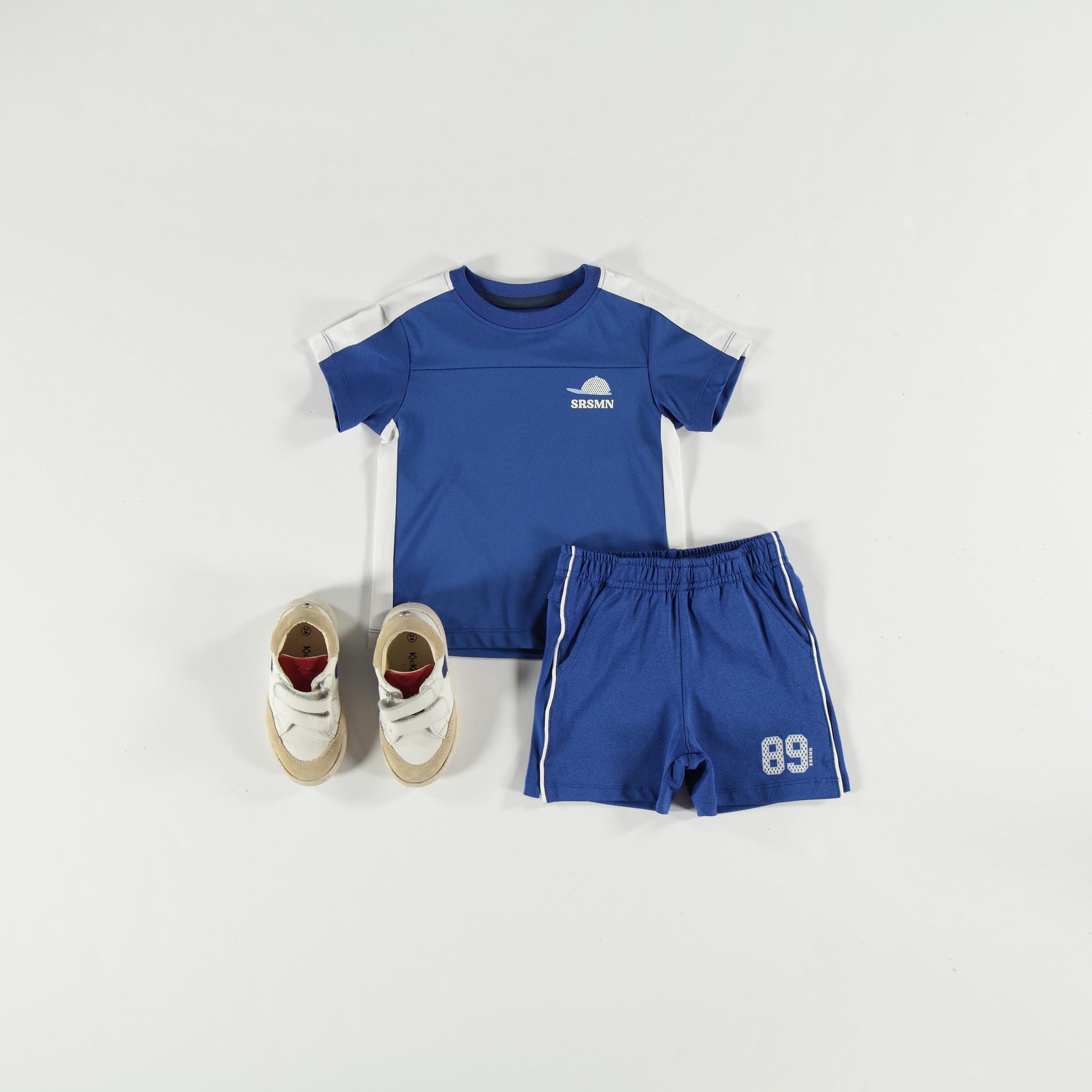 Look avec le short de sport bleu, bébé