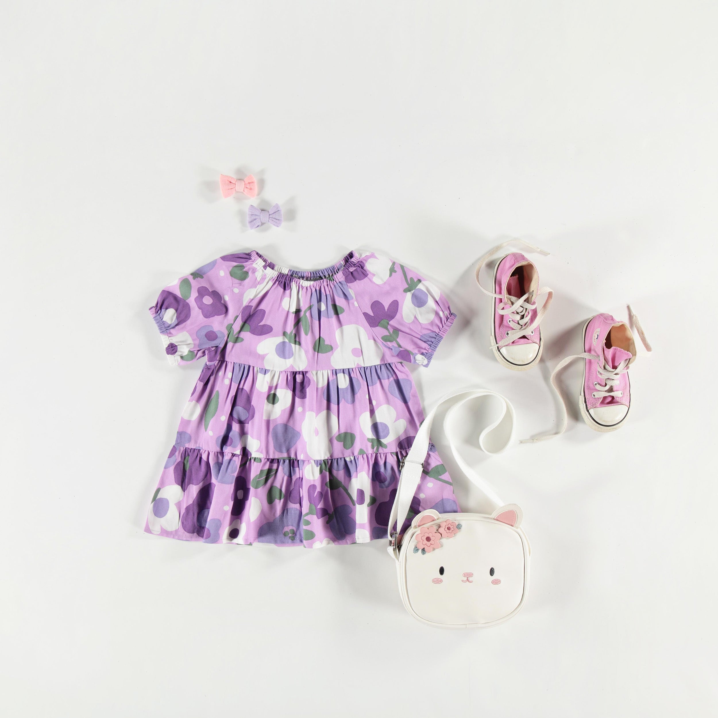 Look avec la robe mauve évasée en viscose à motifs de fleurs, bébé