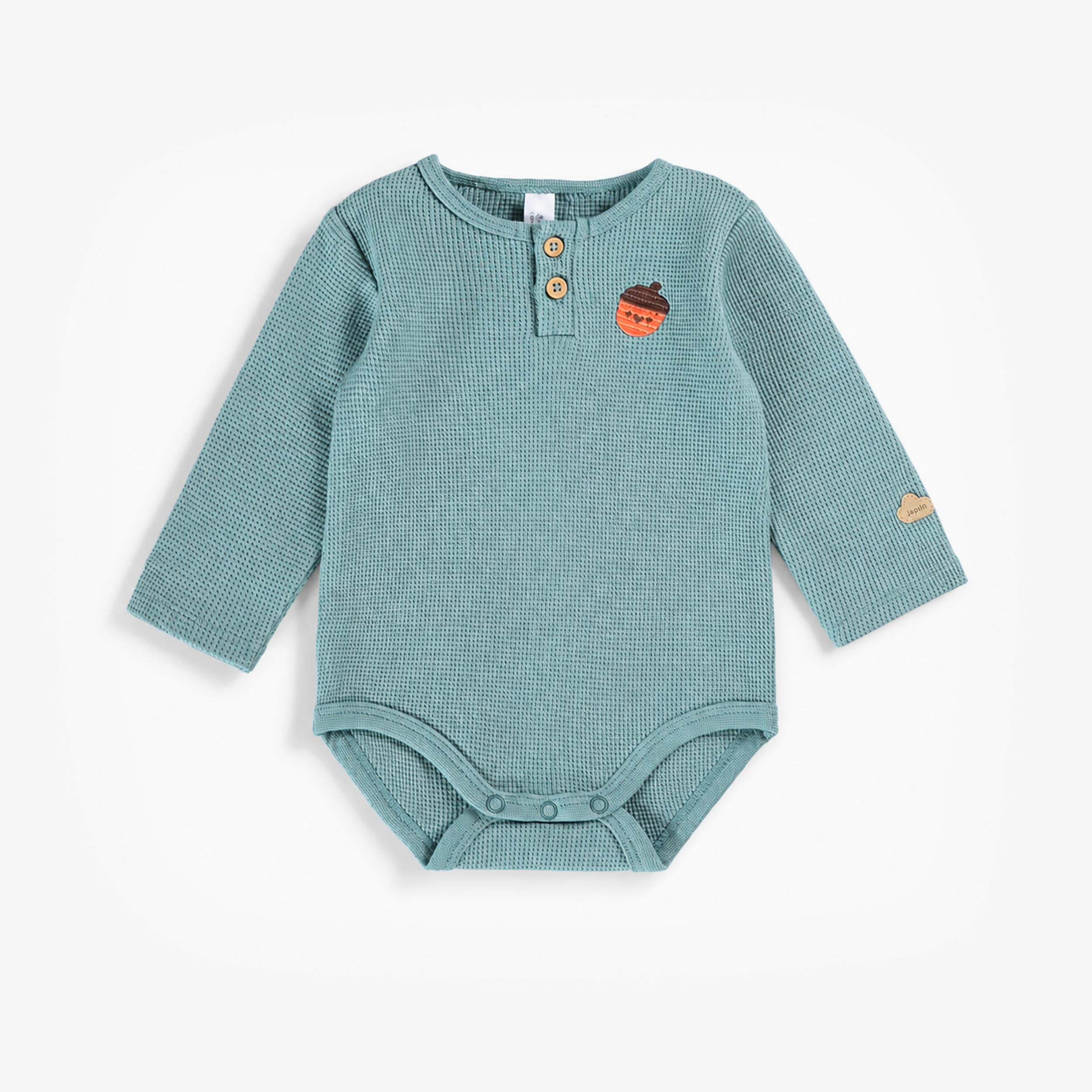 Cache-couche gaufré vert sauge pour bébé garçon avec manches longues, patte de boutonnage au col et écusson gland sur la poitrine. - Souris Mini