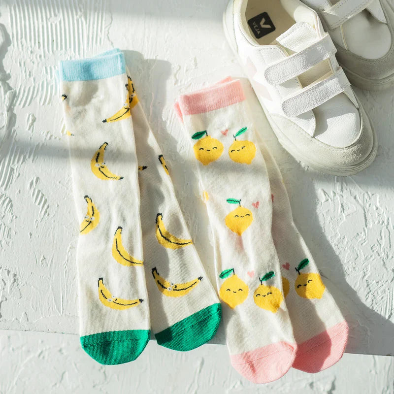 Look des chaussettes crème avec bananes, enfant