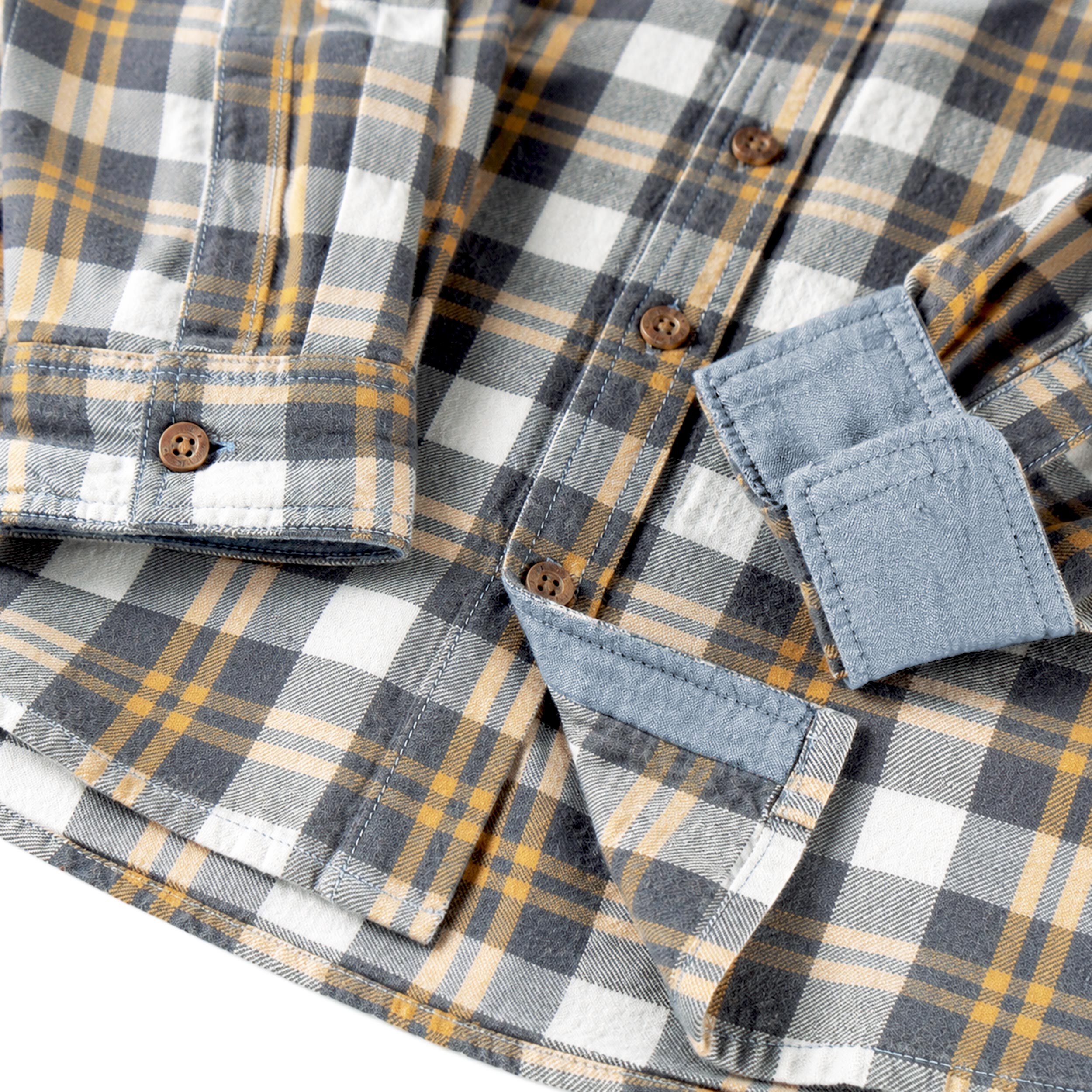 Chemise à carreaux gris et ocre pour garçon avec col classique, fermeture boutonnée et poches poitrine. Un essentiel confortable au style décontracté.
