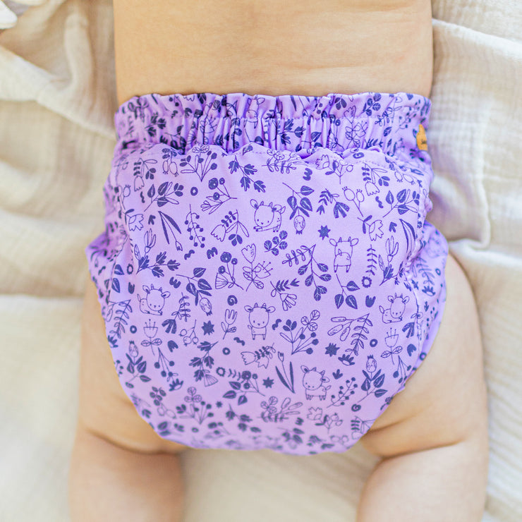 Couche réutilisable ultramince nouvelle génération mauve à motif de fleurs, bébé || New generation ultra-thin purple reusable diaper with flower all over print, baby