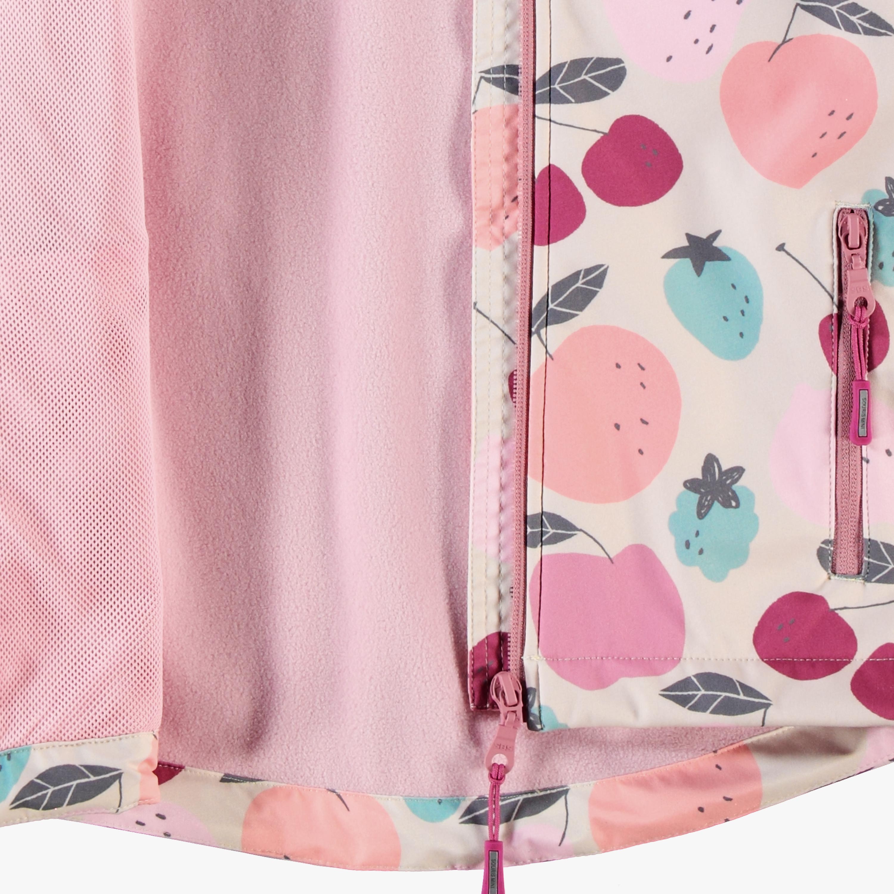 Zoom détails du manteau beige en coquille souple avec motifs de fruits, enfant