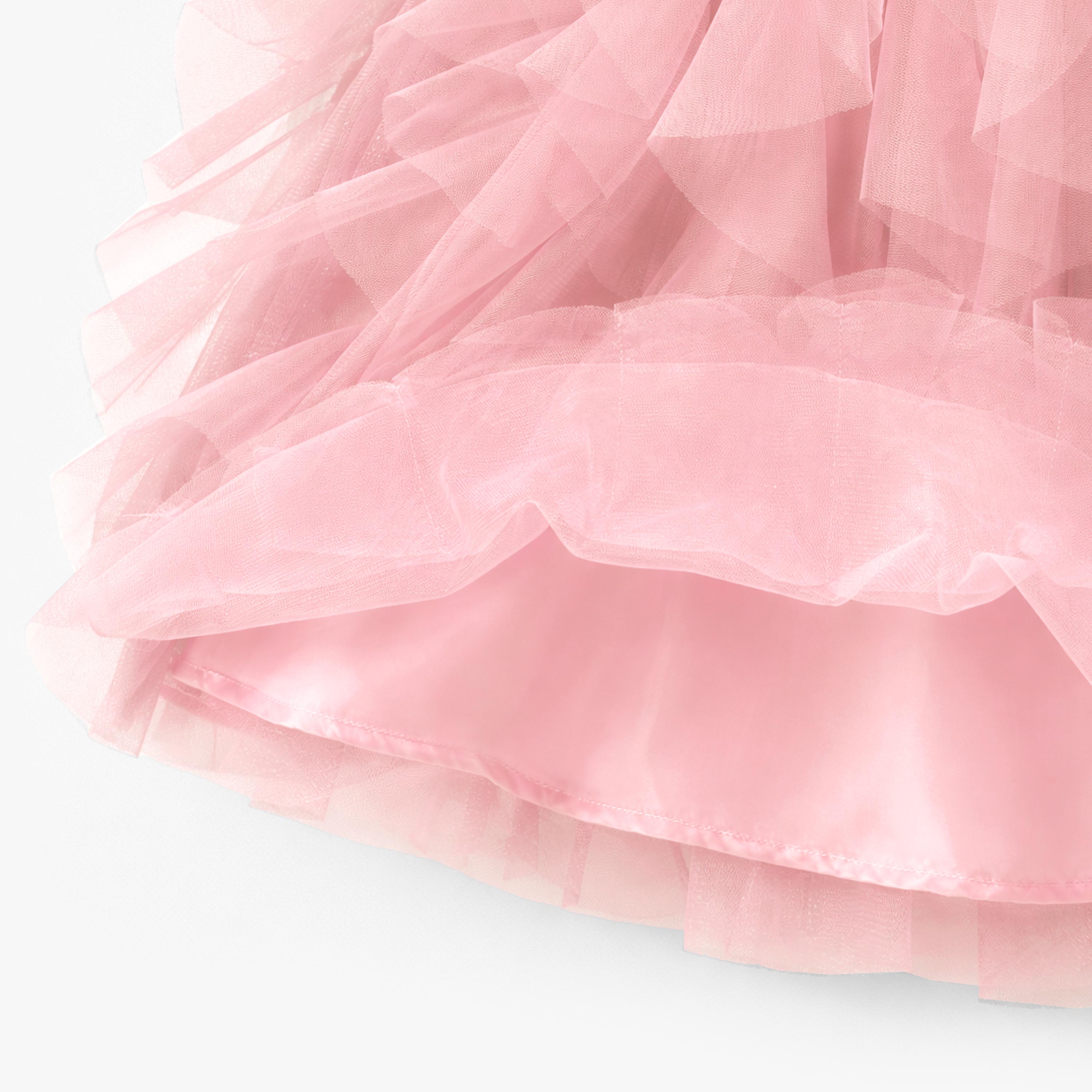 Zoom détails bas de la robe rose en tulle souple, enfant