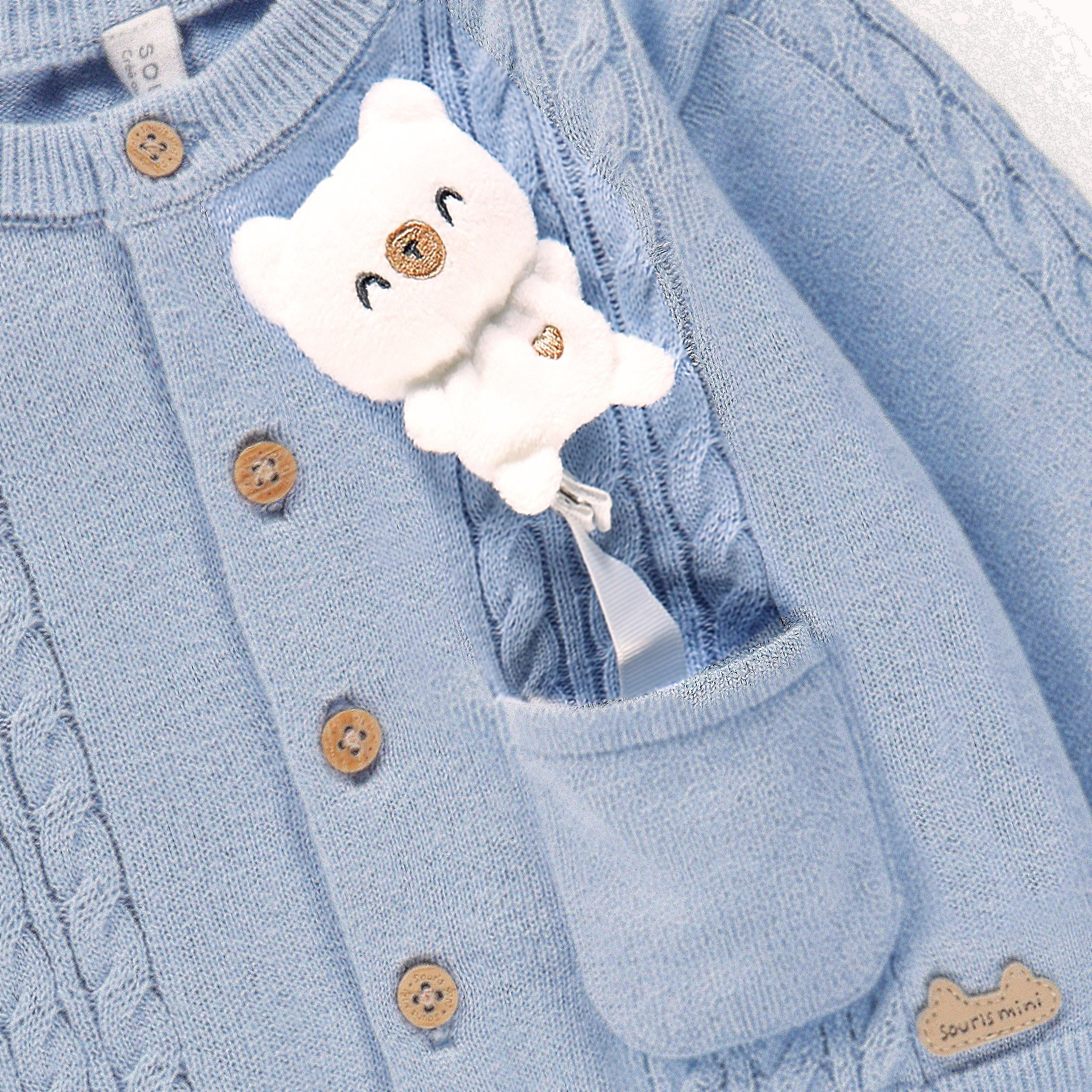 Détail zoom peluche du cardigan bleu en tricot, naissance