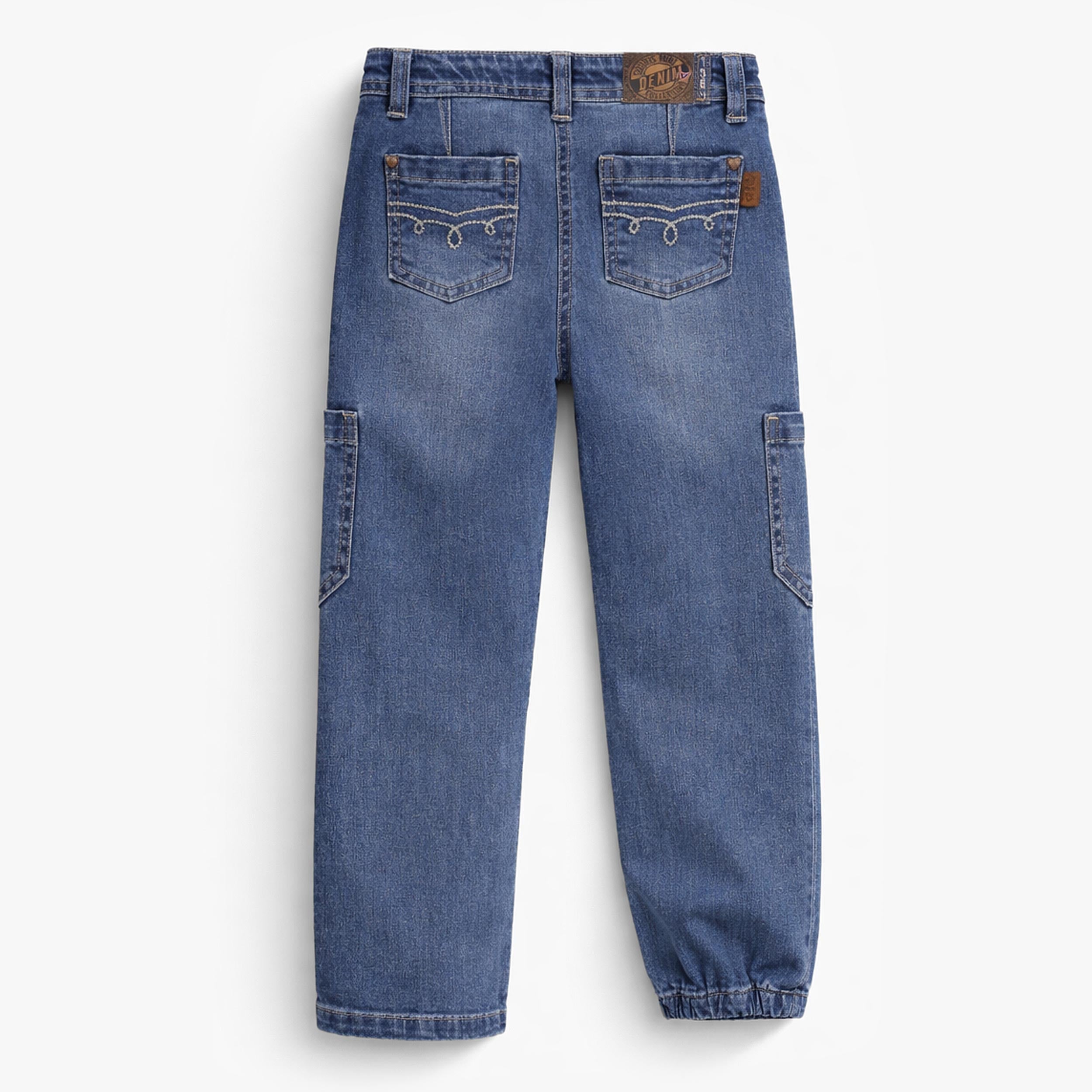 Dos du jean bleu avec écusson de cœur, enfant