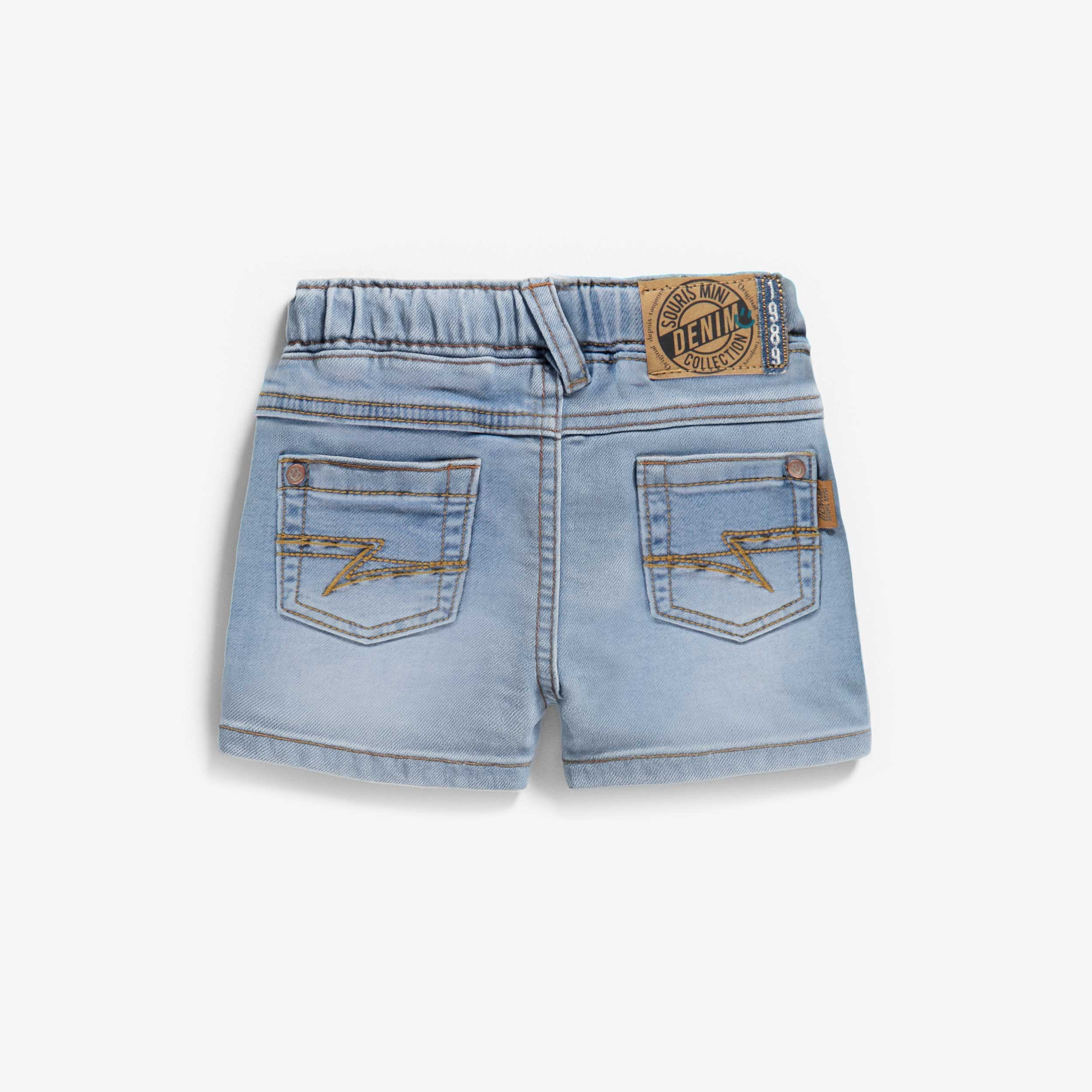 Dos du short bleu en denim, bébé
