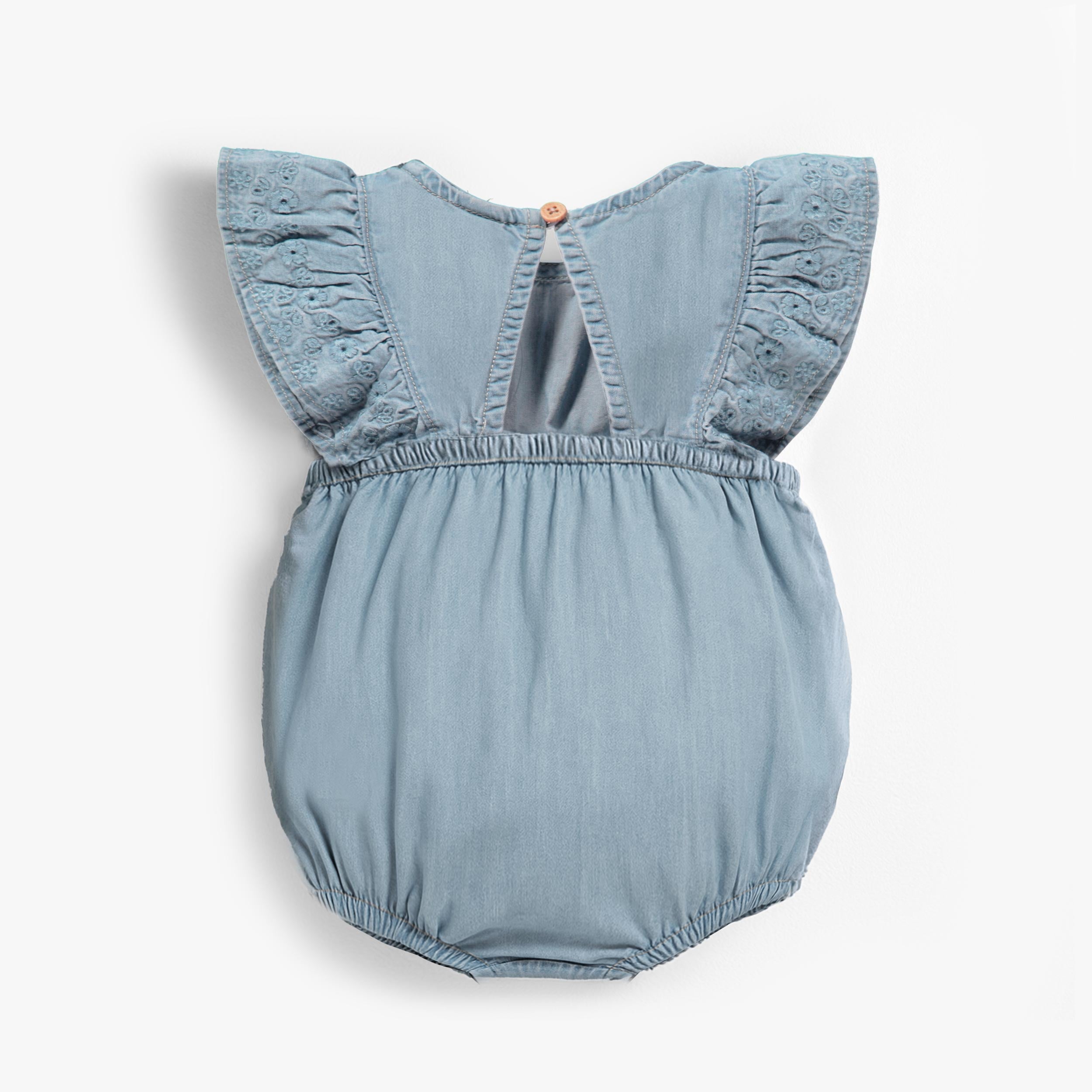 Dos de la barboteuse bleu pâle en denim avec broderie anglaise, naissance