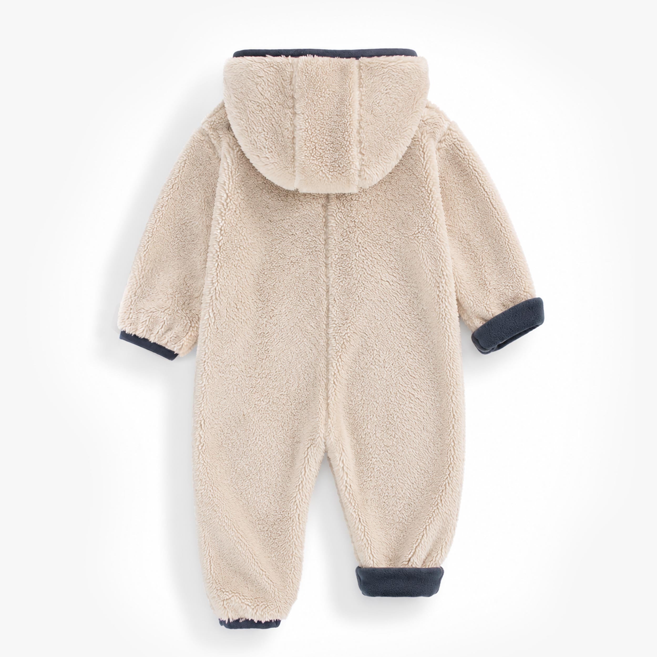 Vue arrière d'une une-pièce crème en peluche avec capuchon pour bébé