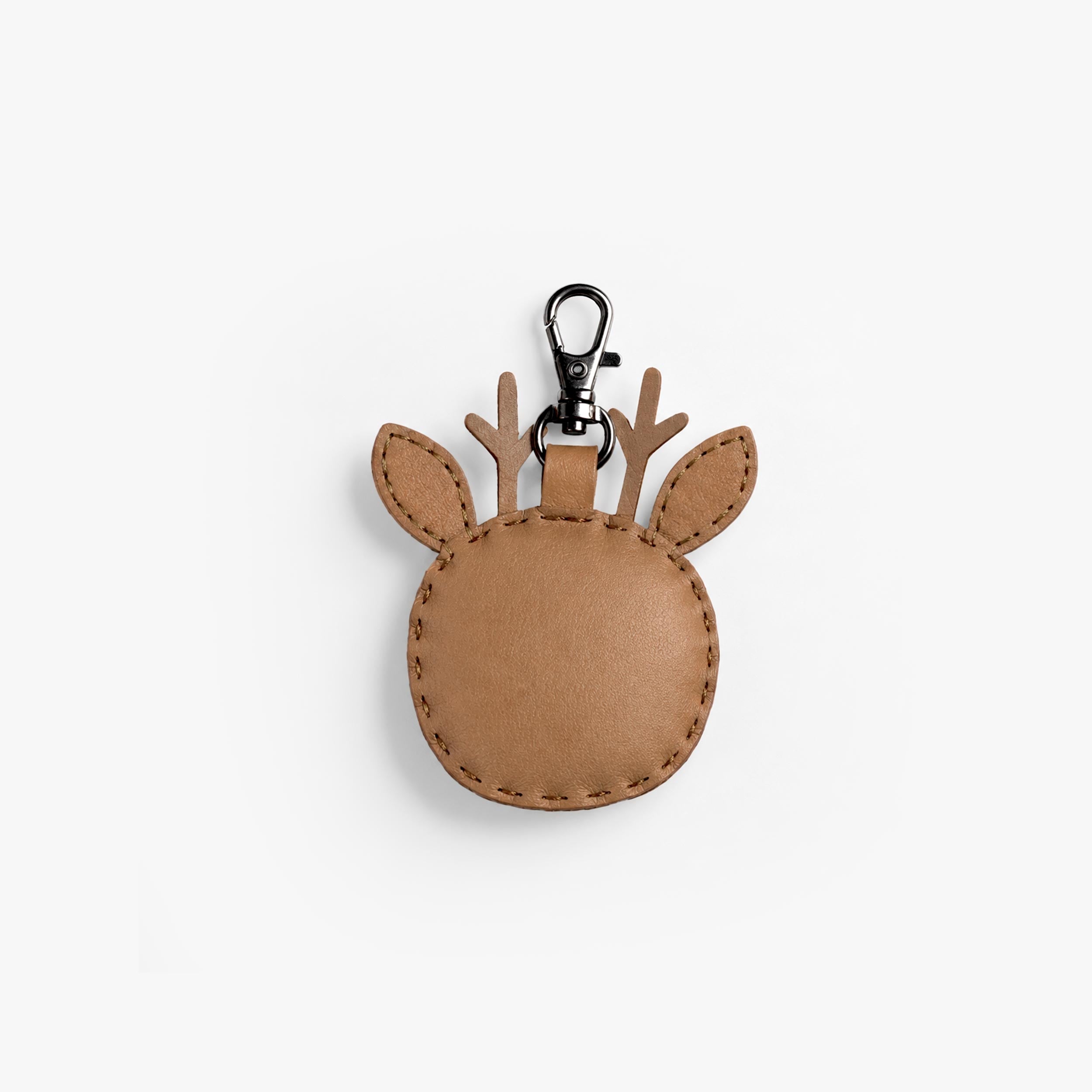 Dos du porte-clés en forme de tête de cerf brun avec bois décoratifs et mousqueton métallique noir.