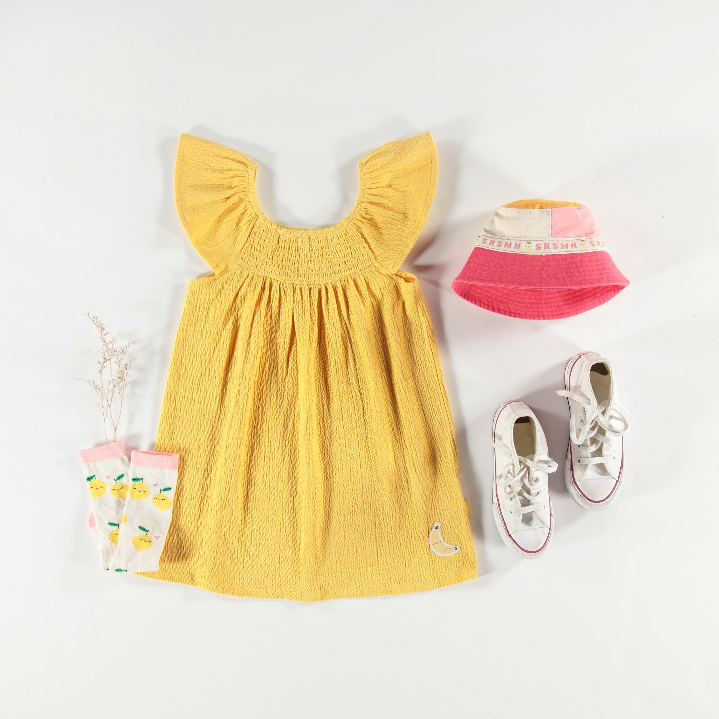 Look avec la robe jaune avec volants, enfant
