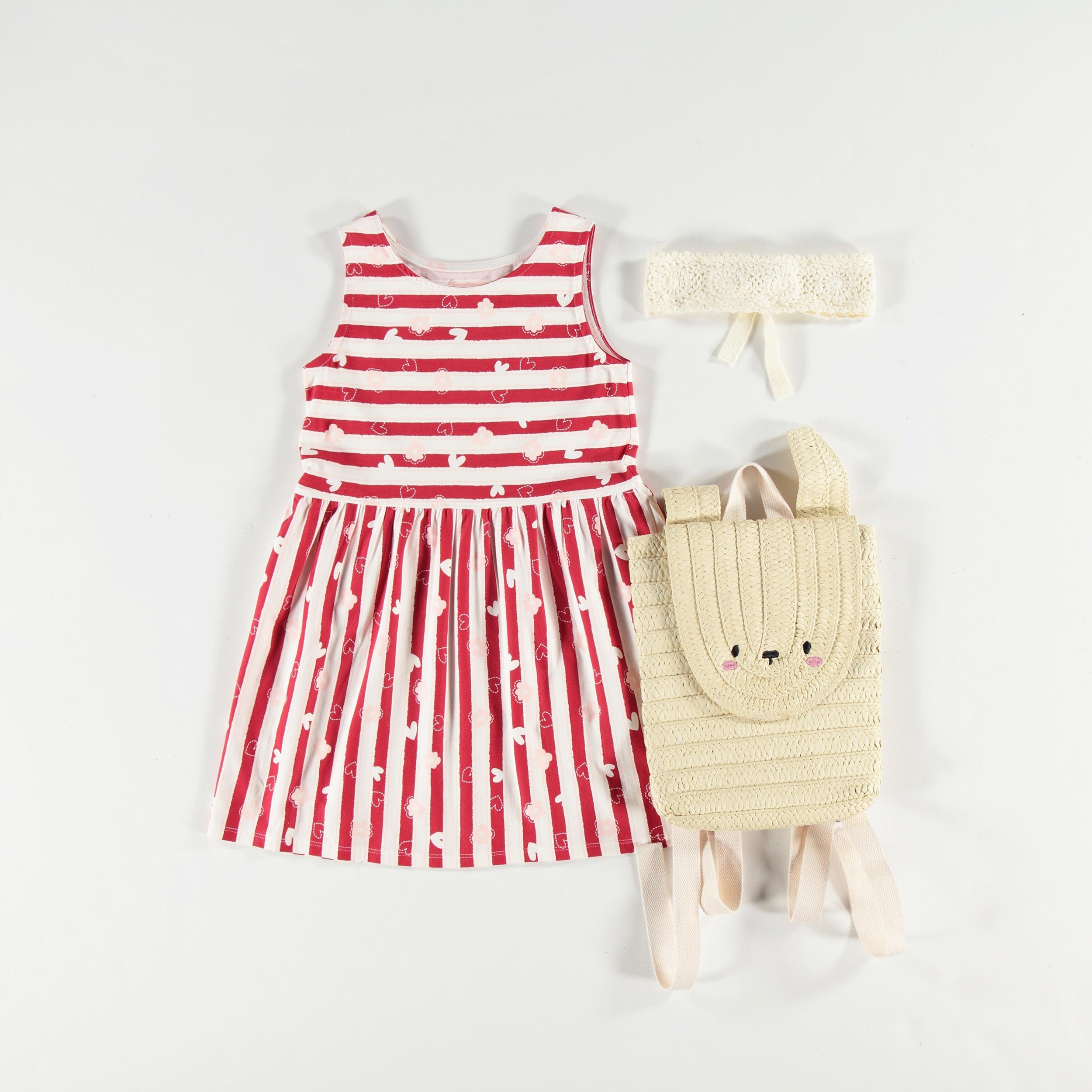 Look avec la robe crème à rayures rouges et motifs, enfant