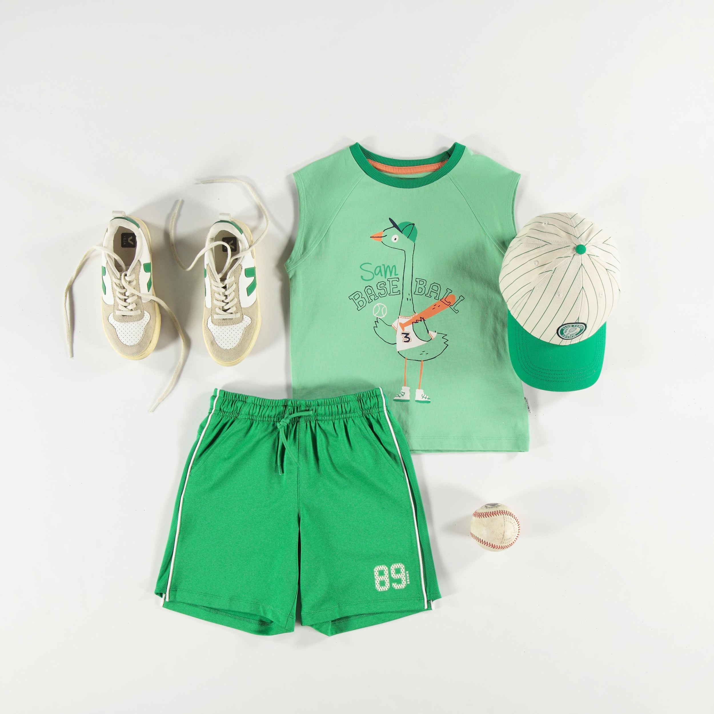 Look avec le t-shirt sans manches vert avec illustration, enfant