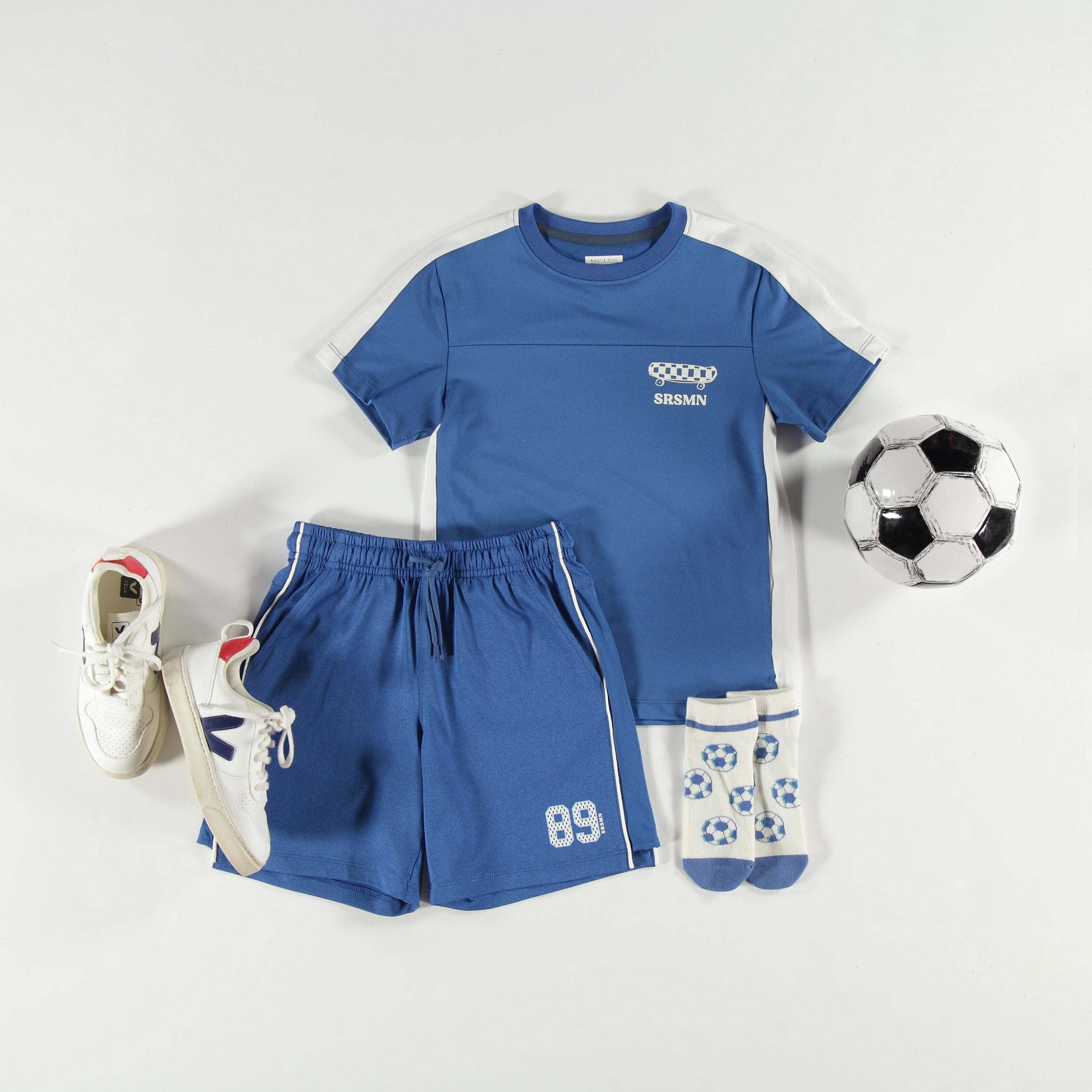 Look avec le bermuda de sport bleu, enfant
