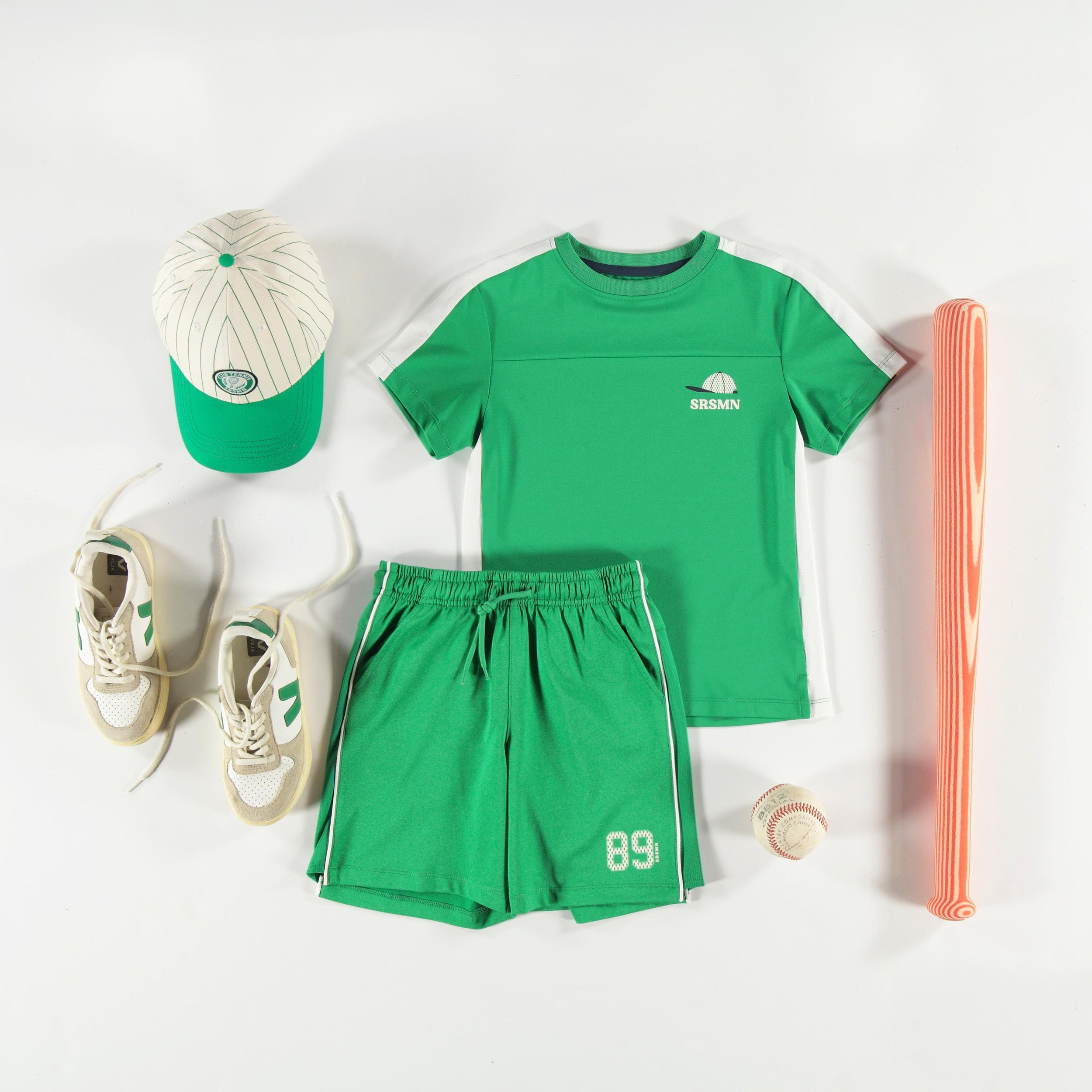 Look avec le t-shirt de sport vert, enfant