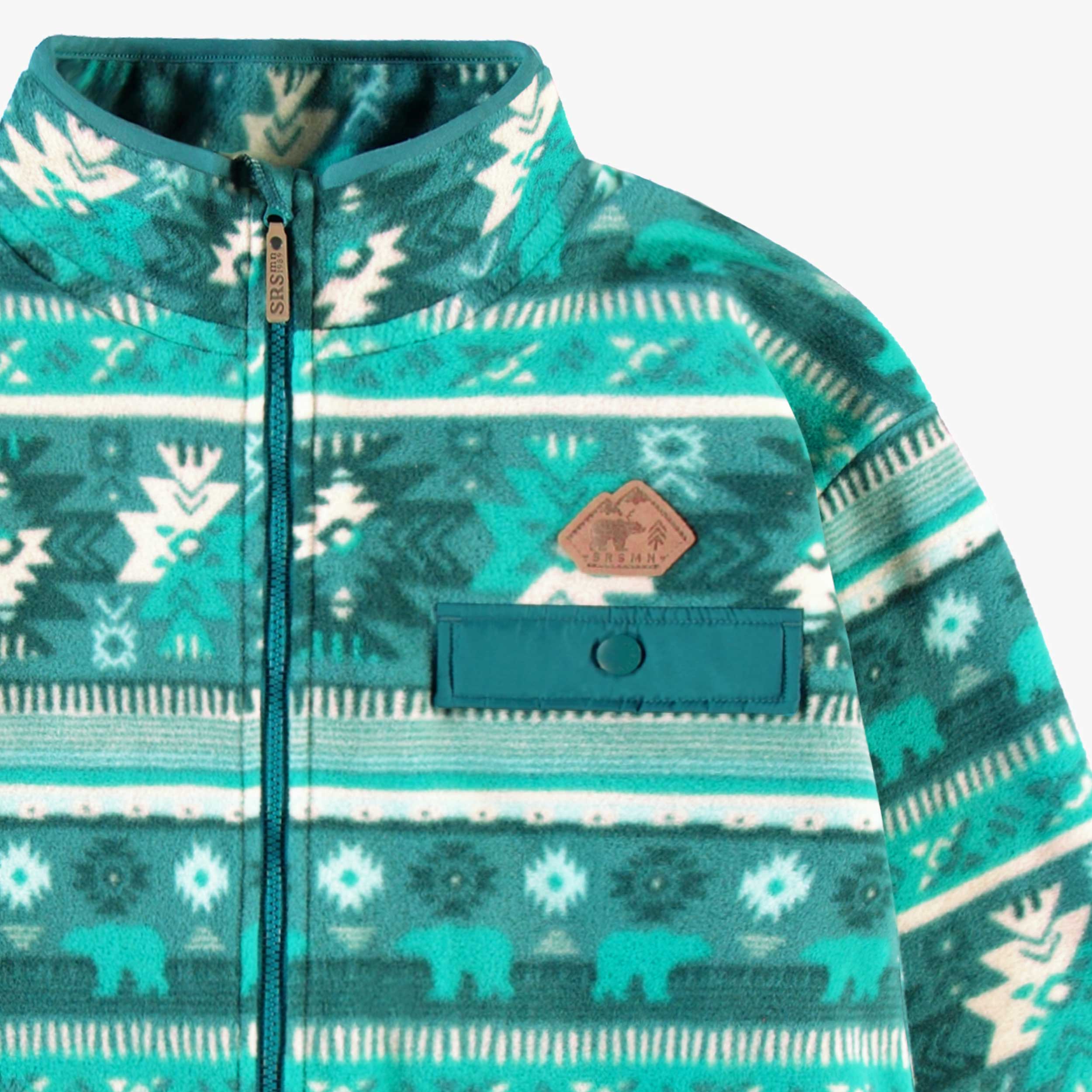 Zoom détails de la veste turquoise en polar avec motifs, adulte