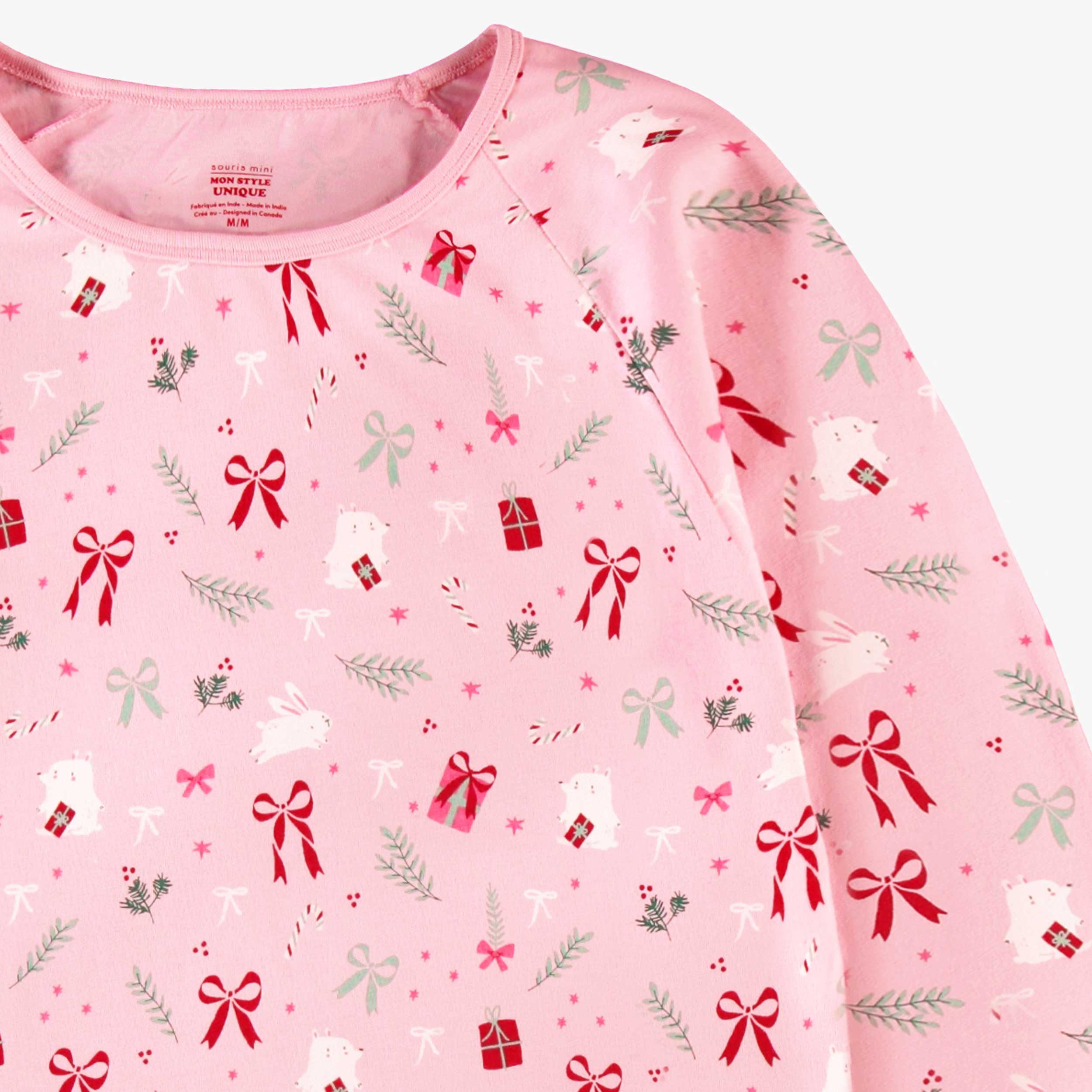 Zoom détails du chandail de pyjama rose à motifs des Fêtes, adulte