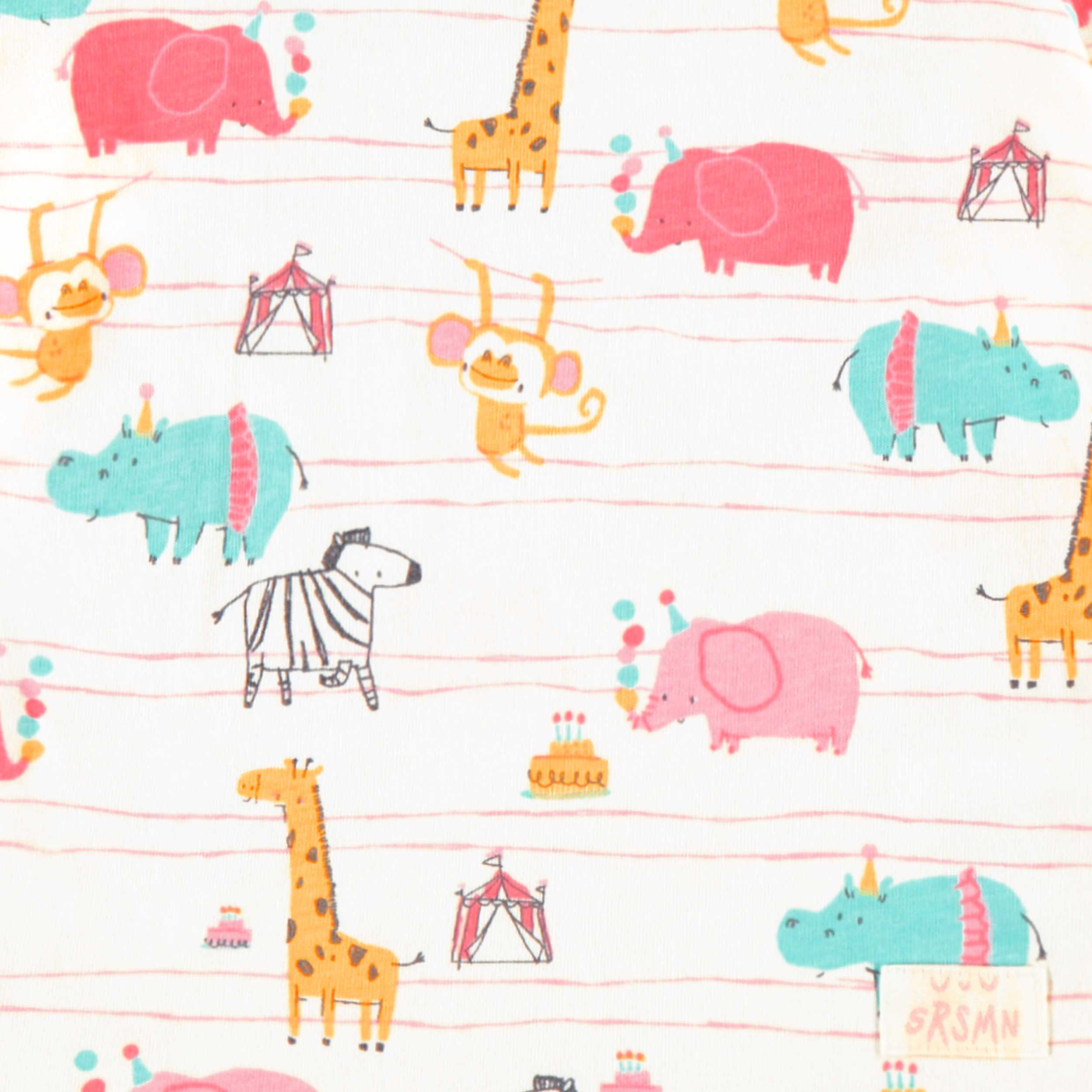 Zoom imprimés du pyjama deux pièces crème à motifs d’animaux, bébé