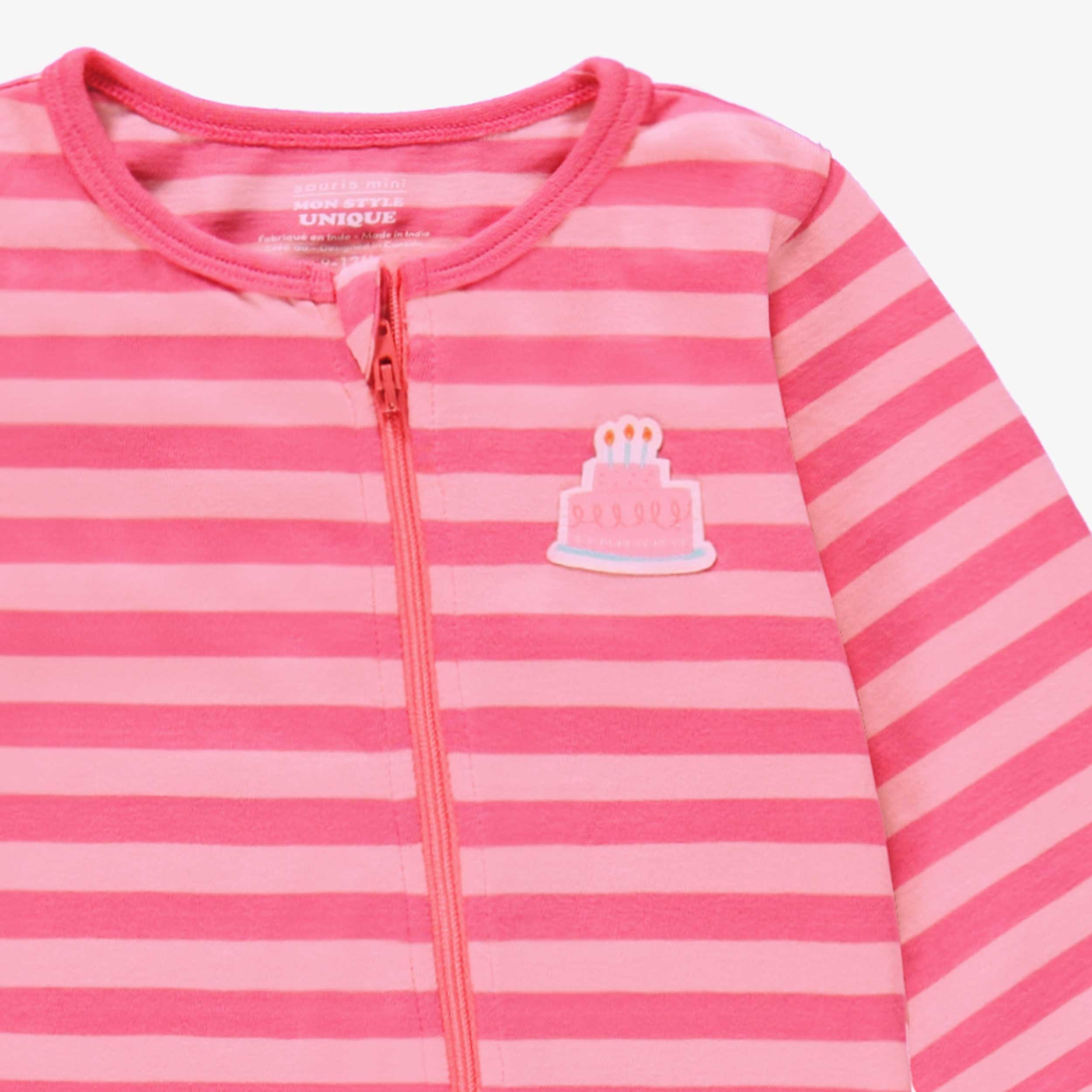 Zoom détails du pyjama une pièce rose à rayures, bébé