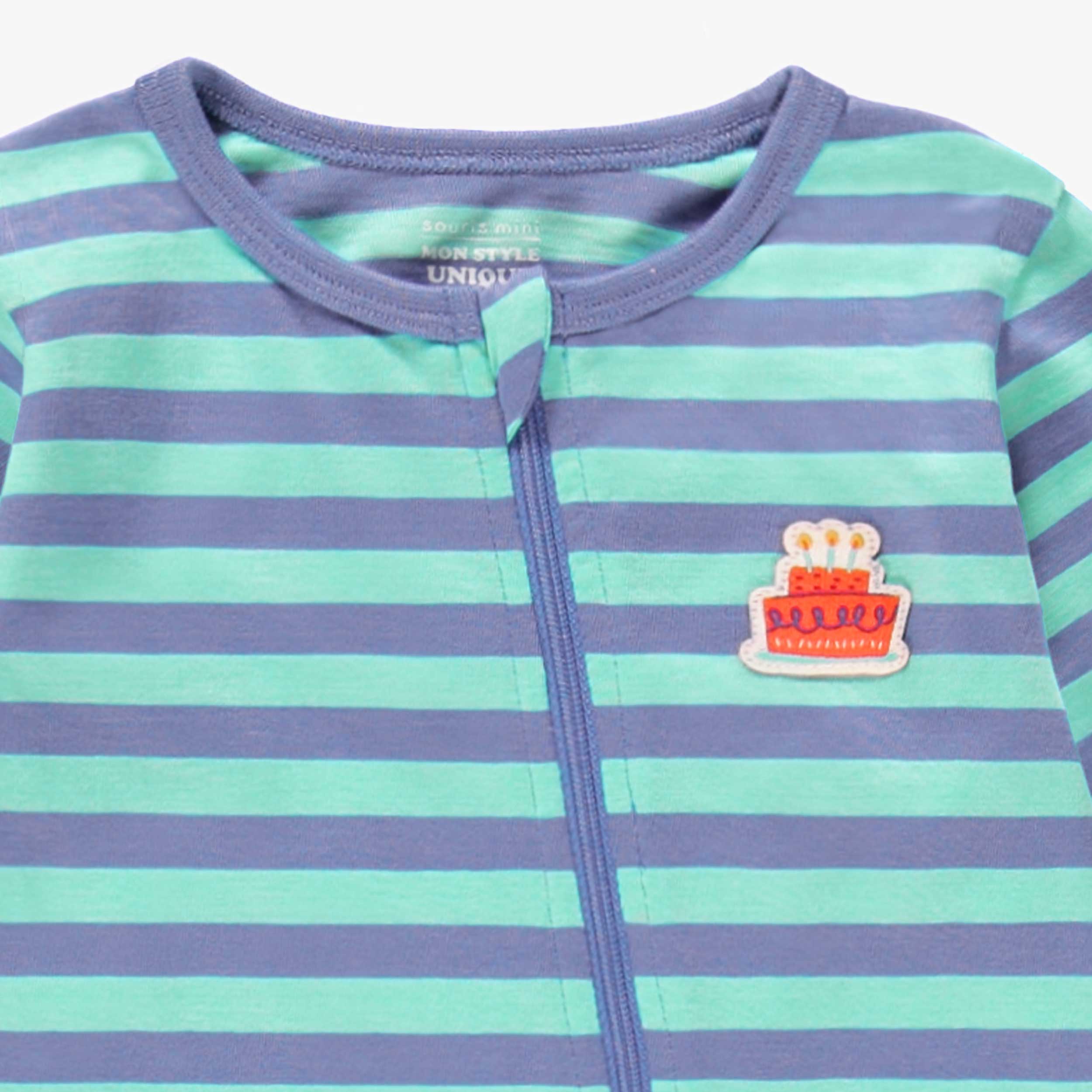 Zoom détails du pyjama une pièce bleu à rayures, bébé