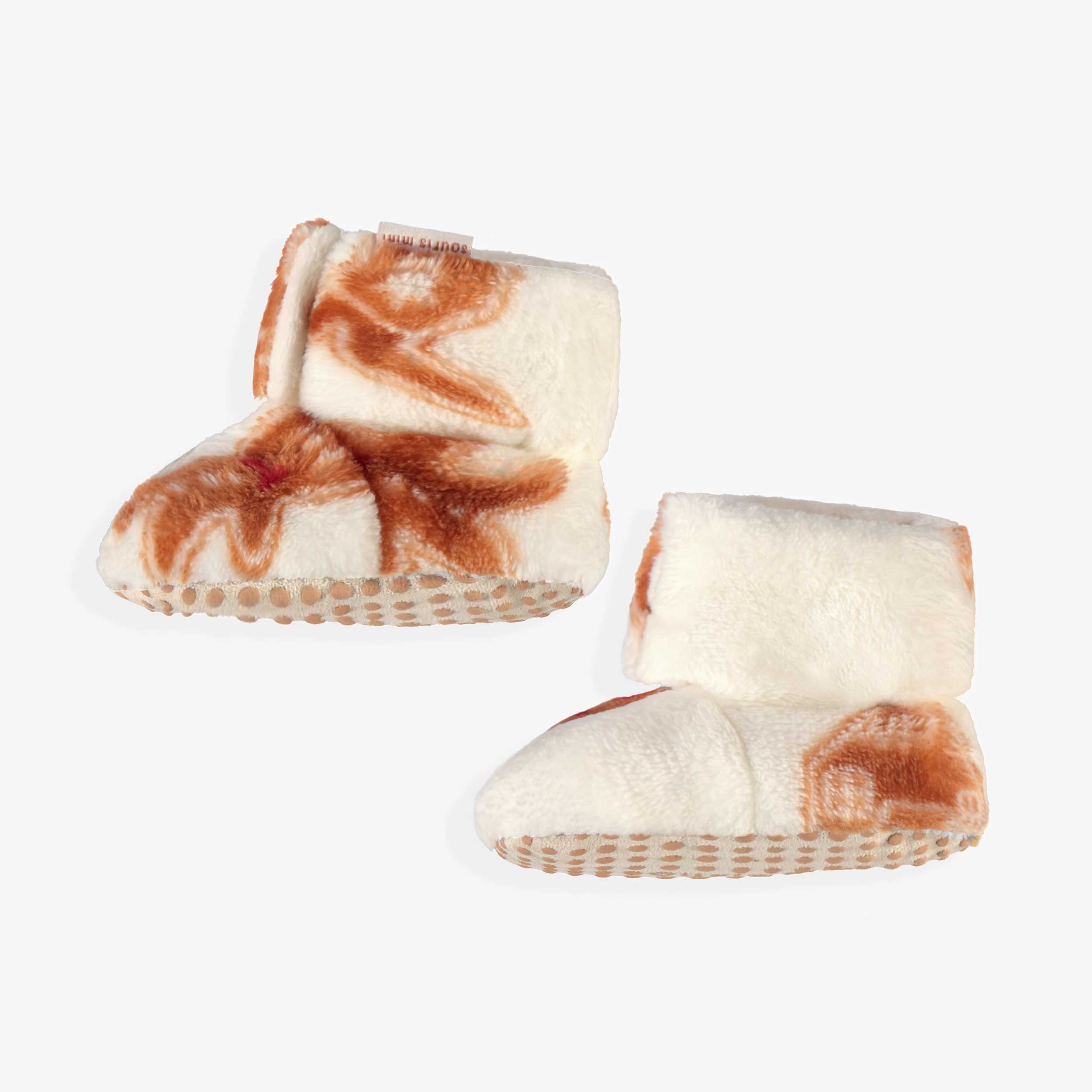 Côté des pantoufles crème à motifs pain d’épices, bébé