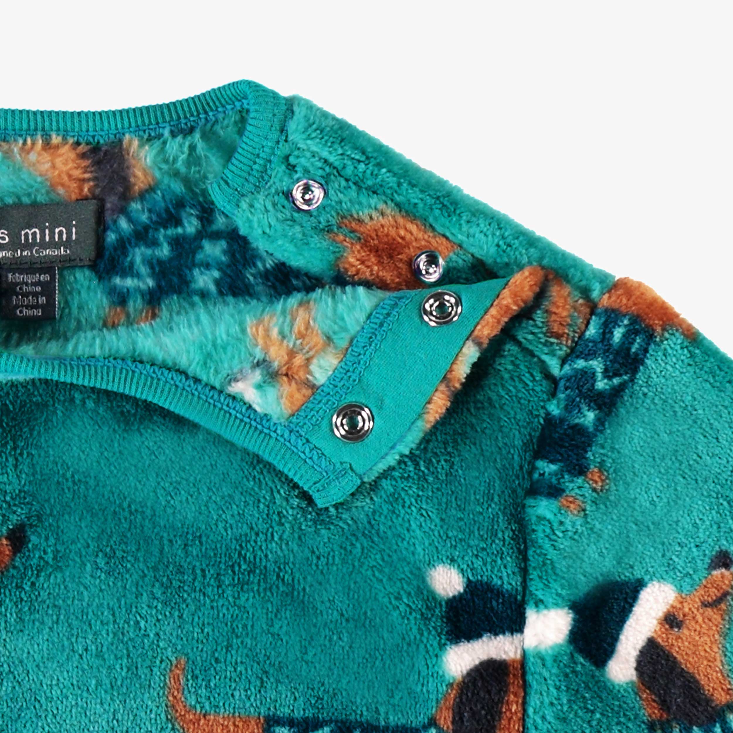 Zoom détails du pyjama deux pièces turquoise à motifs de chiens, bébé