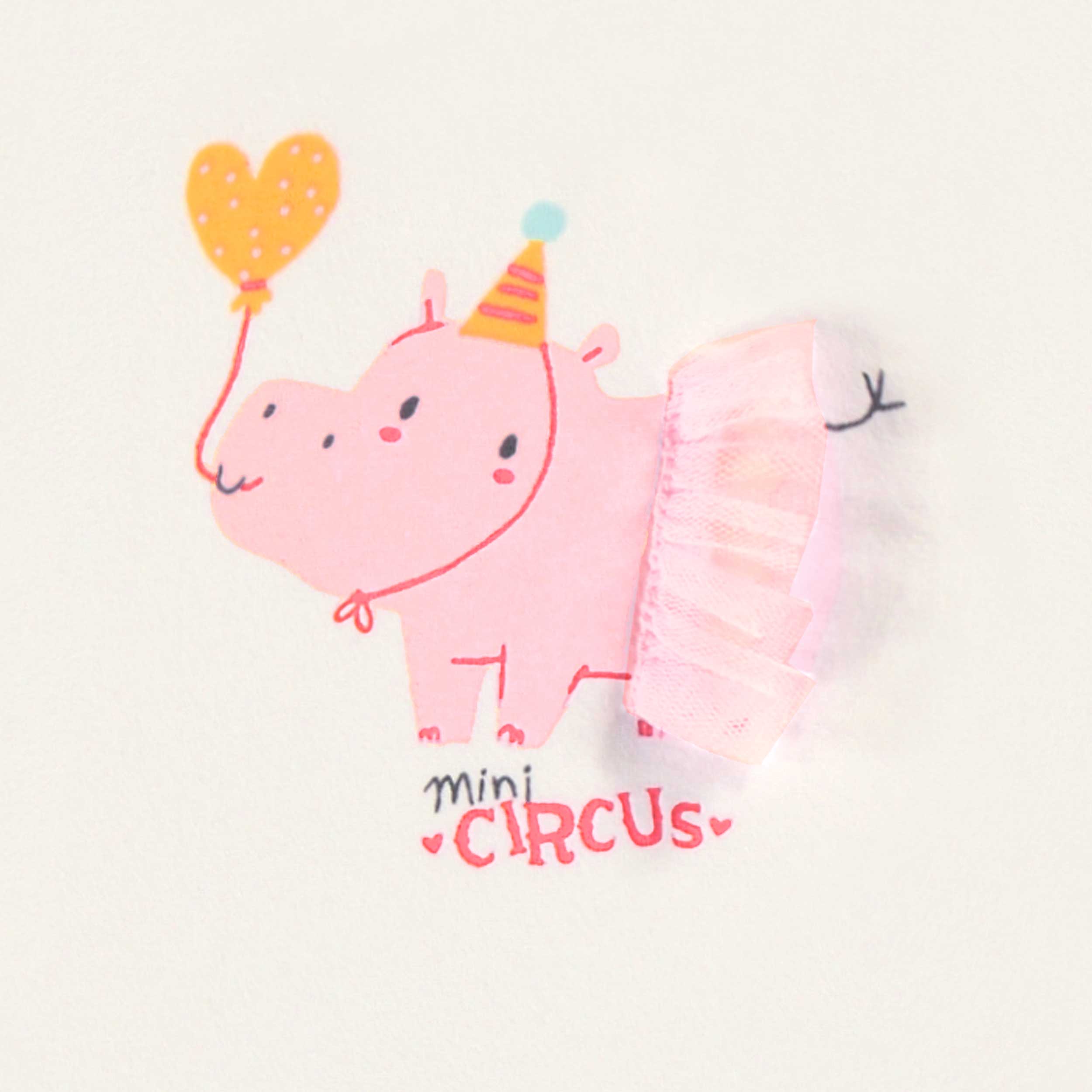 Zoom illustration du t-shirt crème avec illustration, bébé