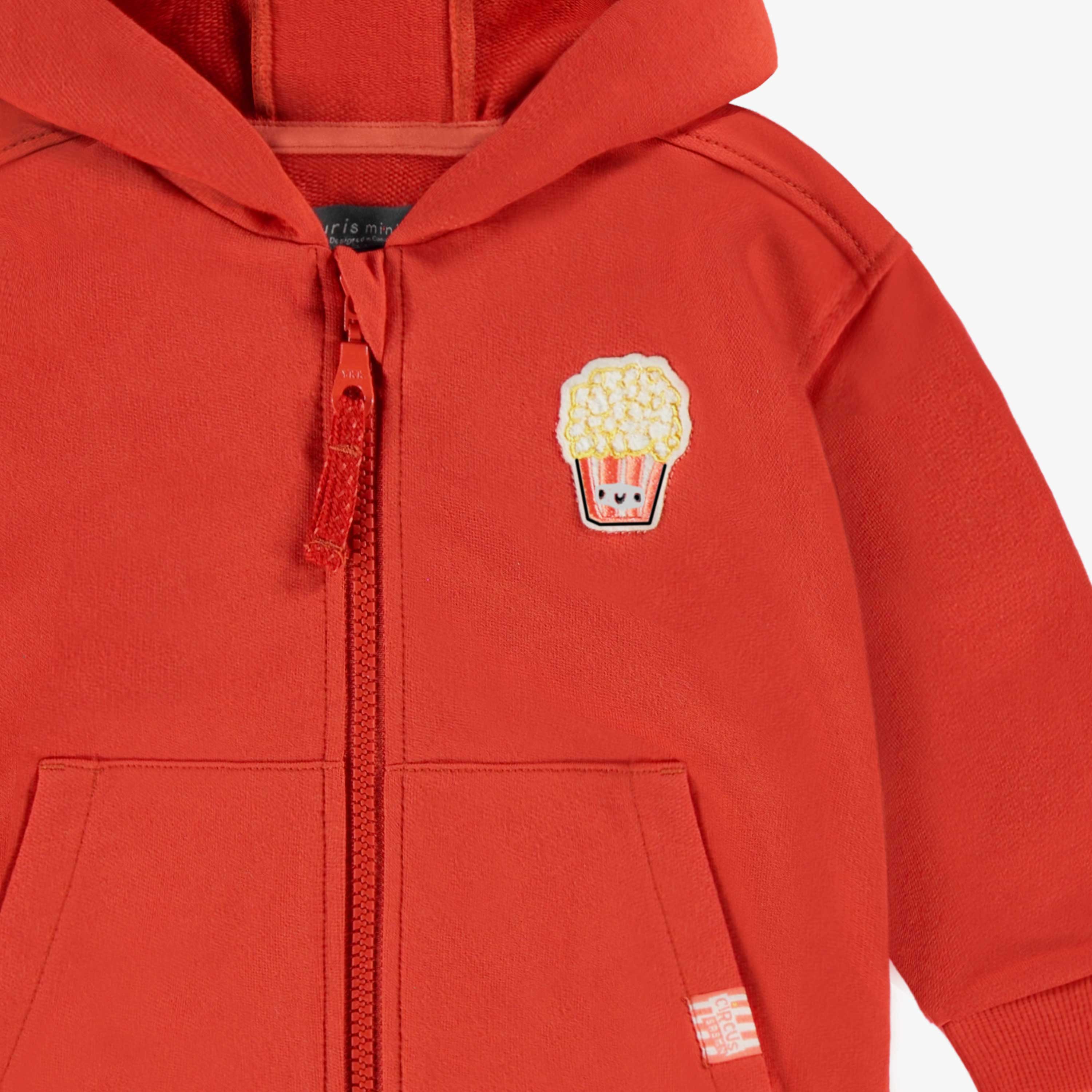 Zoom écusson de la veste à capuchon rouge en coton français, bébé