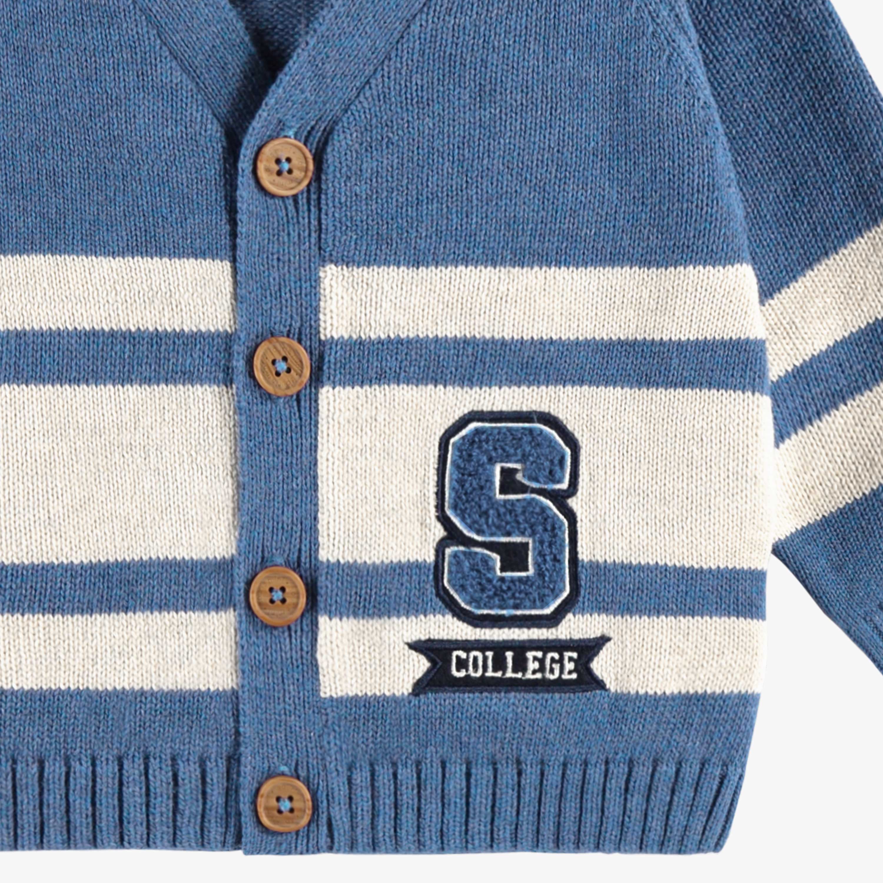 Zoom détails du cardigan bleu en tricot avec rayures, bébé
