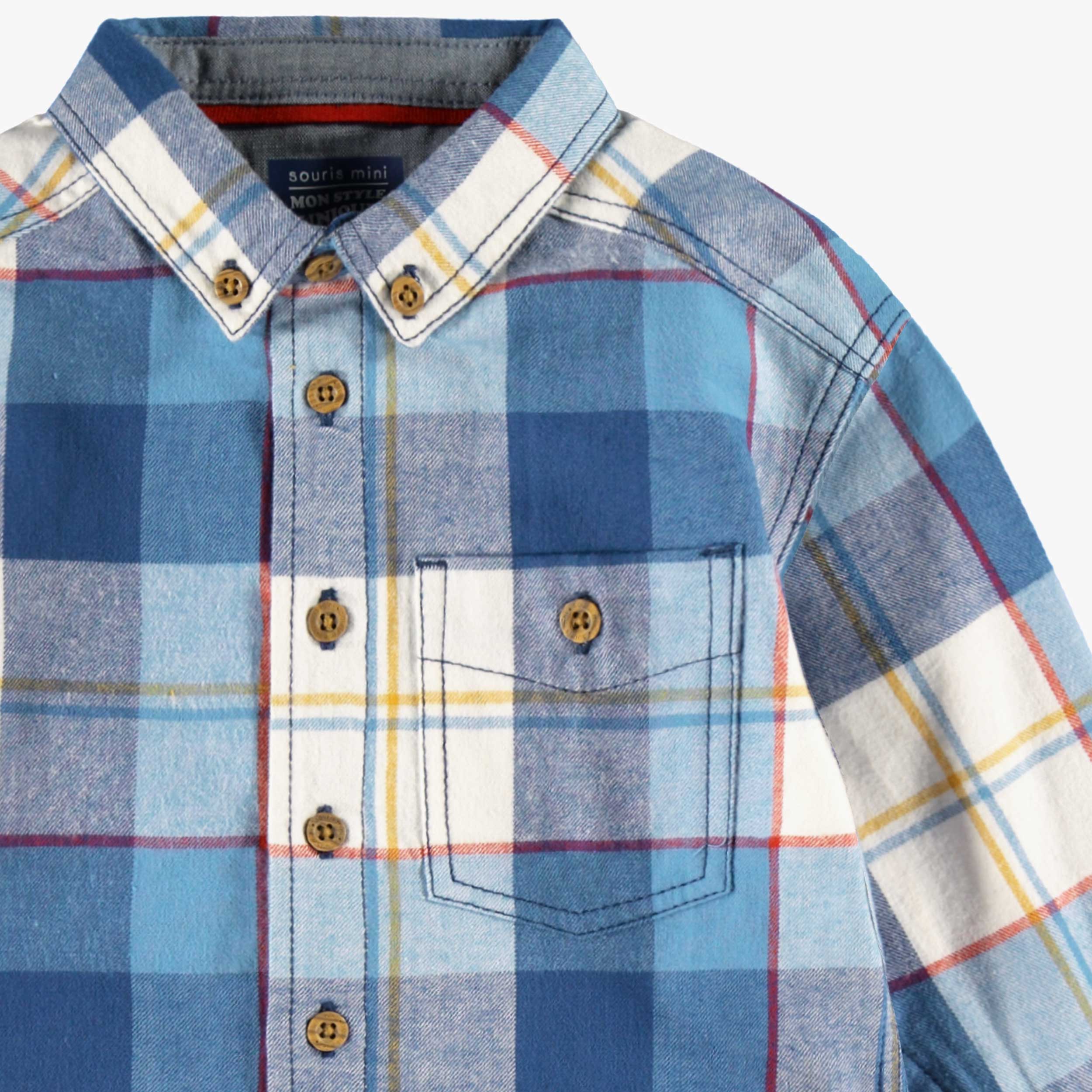 Zoom de la chemise bleue à carreaux, bébé