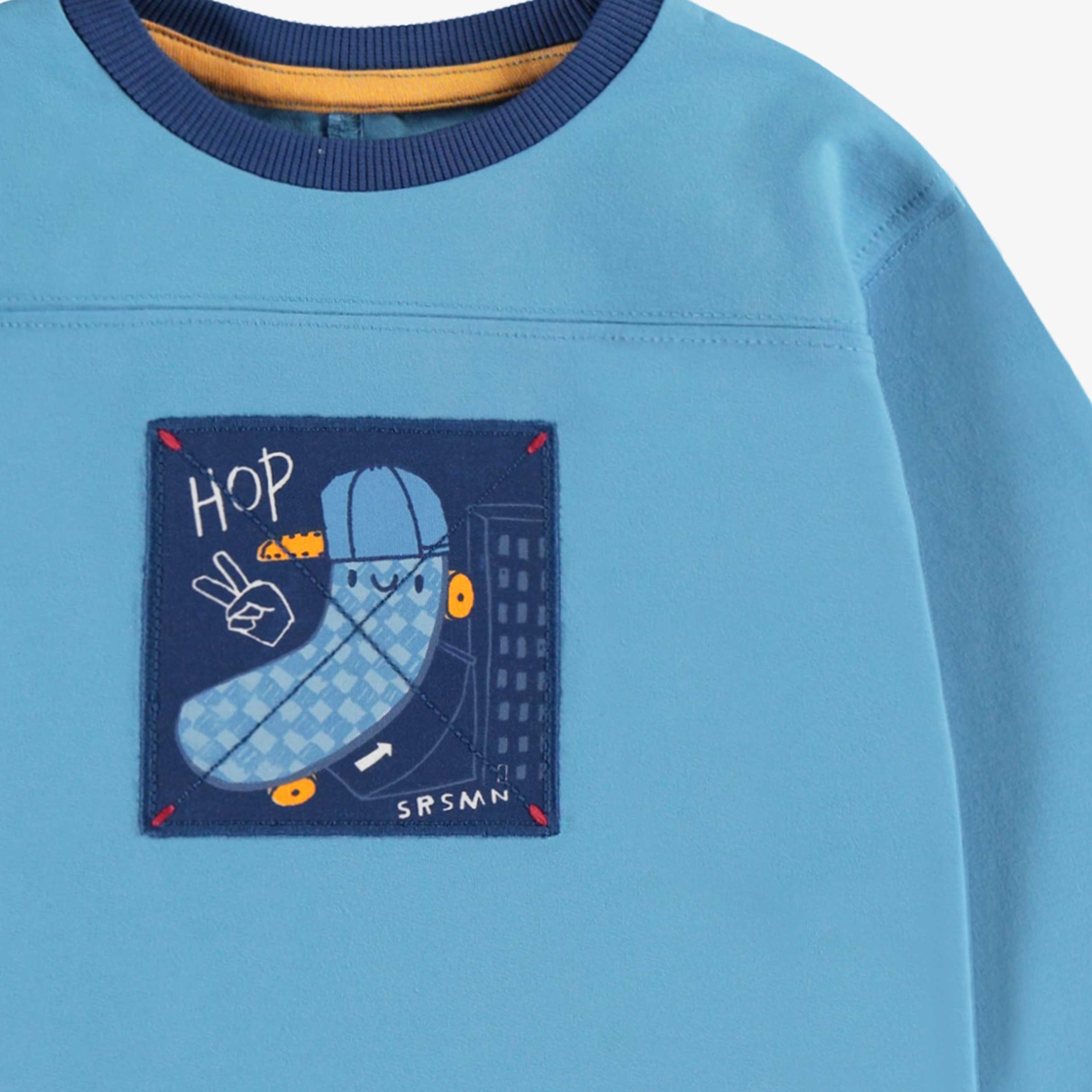 Zoom détails du t-shirt bleu à illustration brodée, bébé